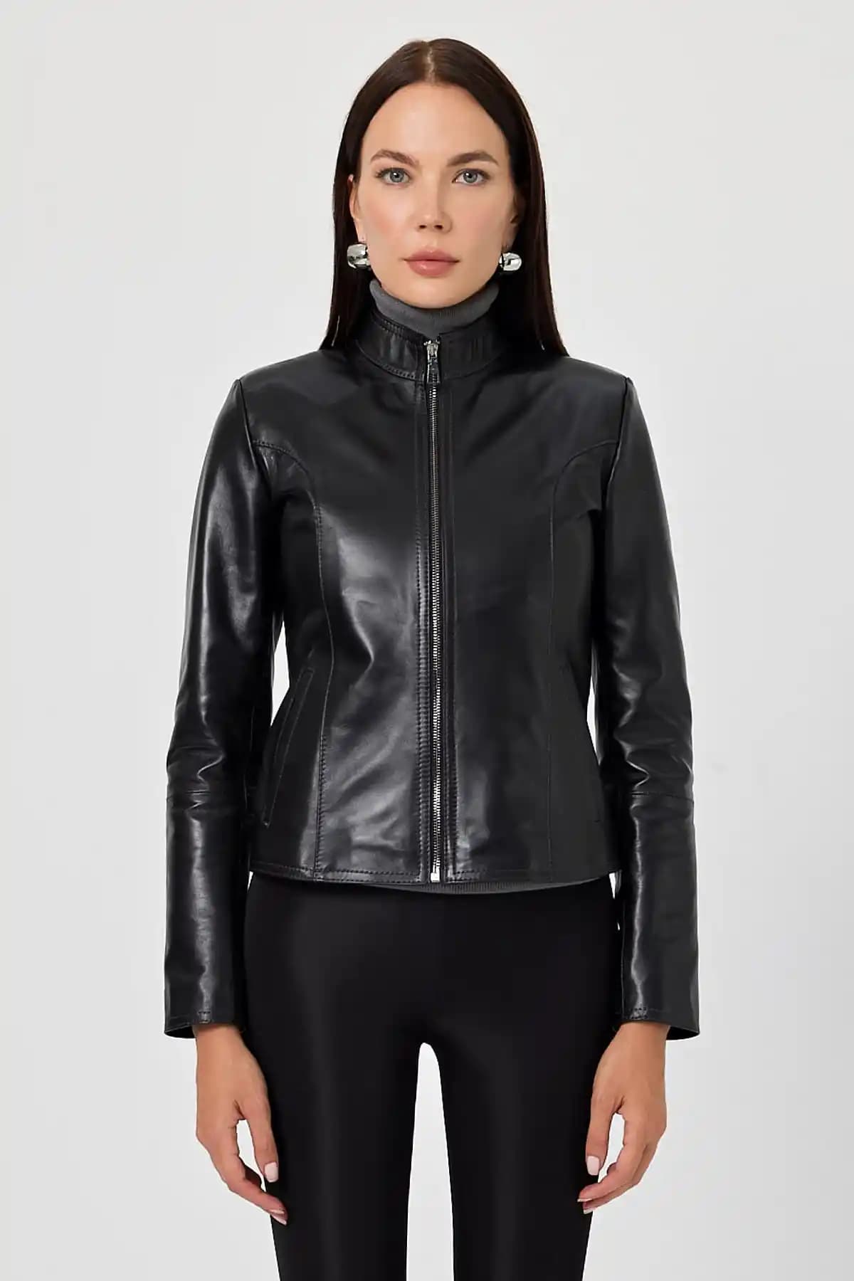 Siyah Deri Mont Seçimi ve Bakımıyla Stilinizde Fark Yaratın