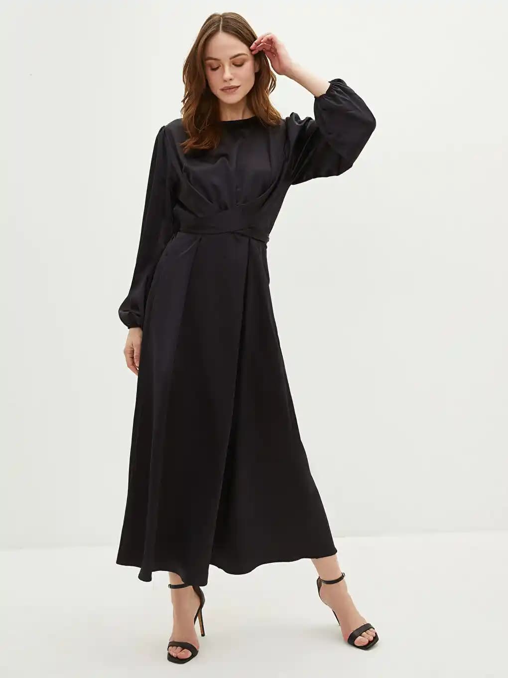 Siyah Düz Elbise Modasında Güncel Trendler ve Stil İpuçları