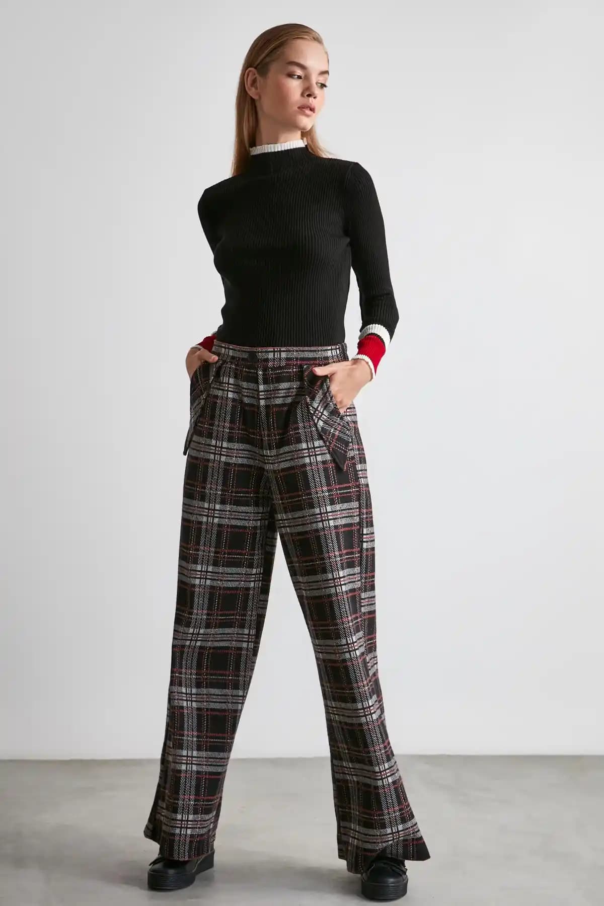 Siyah Ekose Pantolon: Güncel Moda Trendleri ve Kombinasyon Önerileri