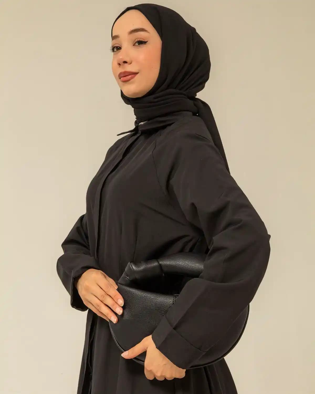 Siyah Elbise ve Kemer ile Şıklık ve Tarz Yaratma Rehberi