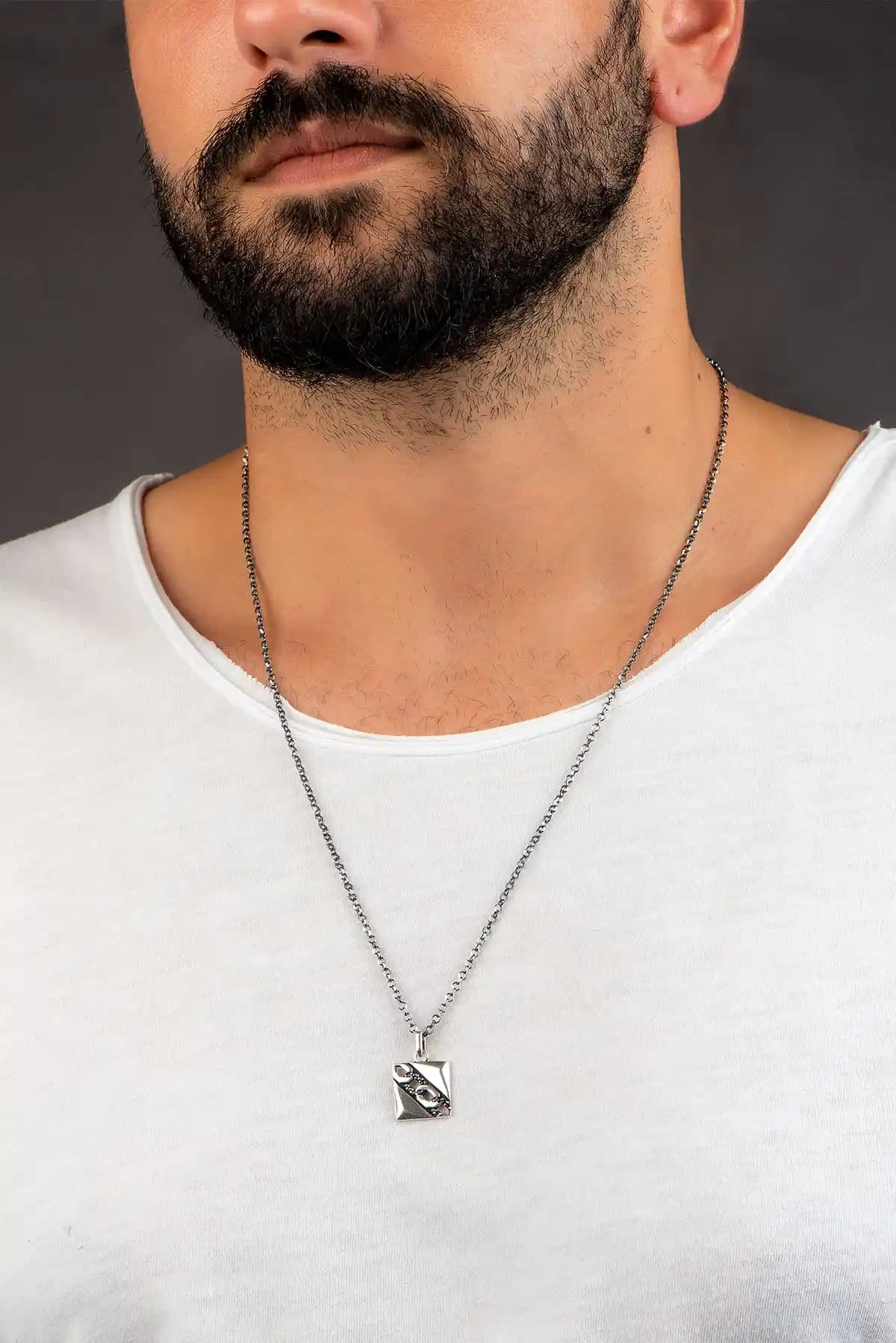 Siyah Erkek Kolye Modası ve Stil İpuçlarıyla Modern Erkekler İçin Aksesuar Rehberi