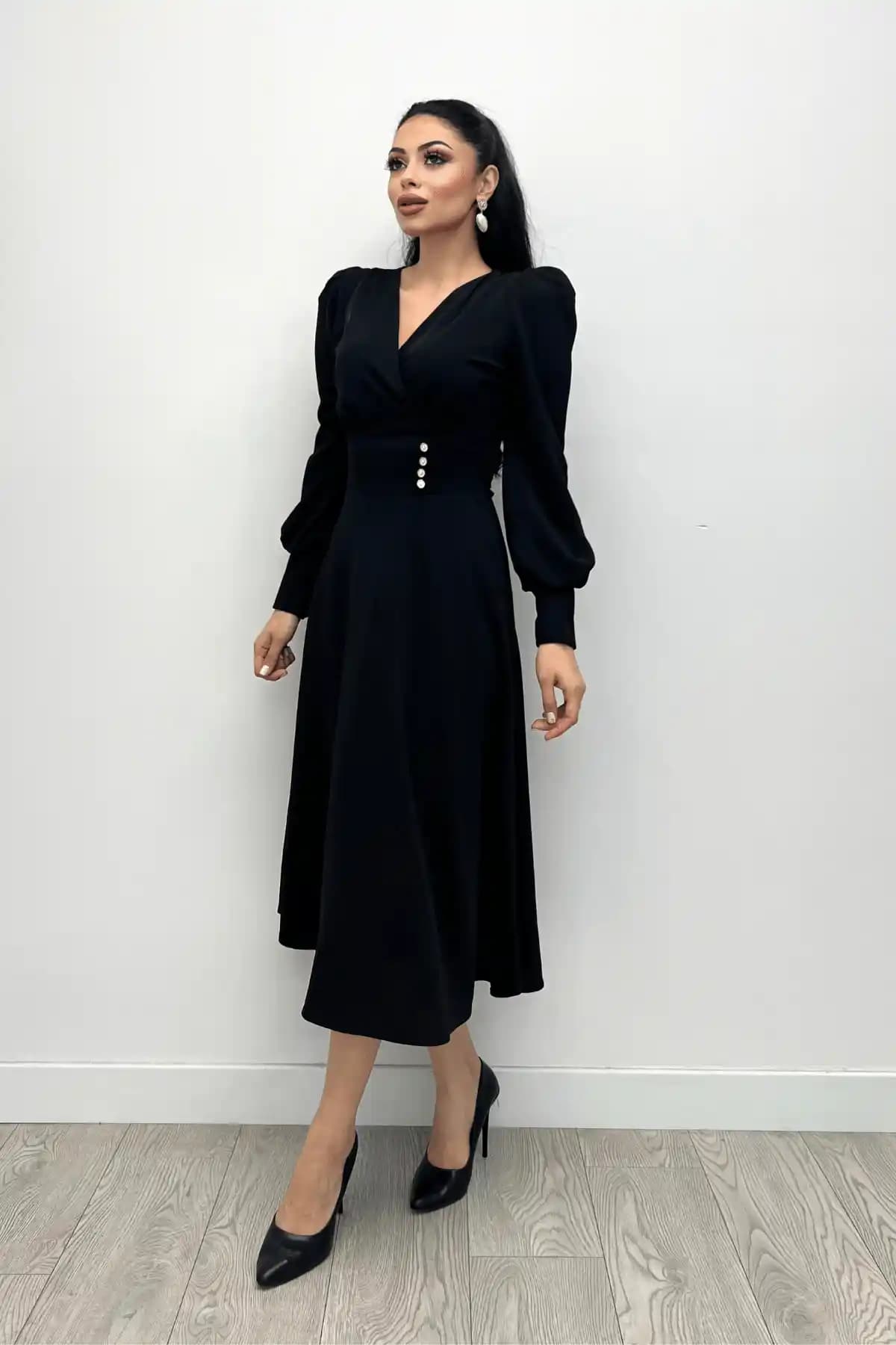 Siyah Giyimin Moda Dünyasındaki Yeri ve Güncel Trendleri Hakkında Detaylı Analiz