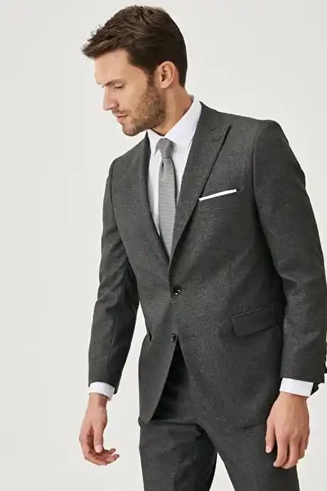 Siyah Gri Takım Elbise: Zamansız Şıklık ve Çok Yönlülük İçin Stil Rehberi