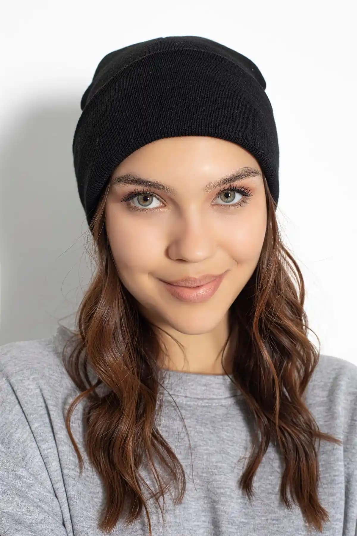 Siyah Kadın Bere Modelleri ve Trendler: Kış Şıklığınızın Tamamlayıcısı