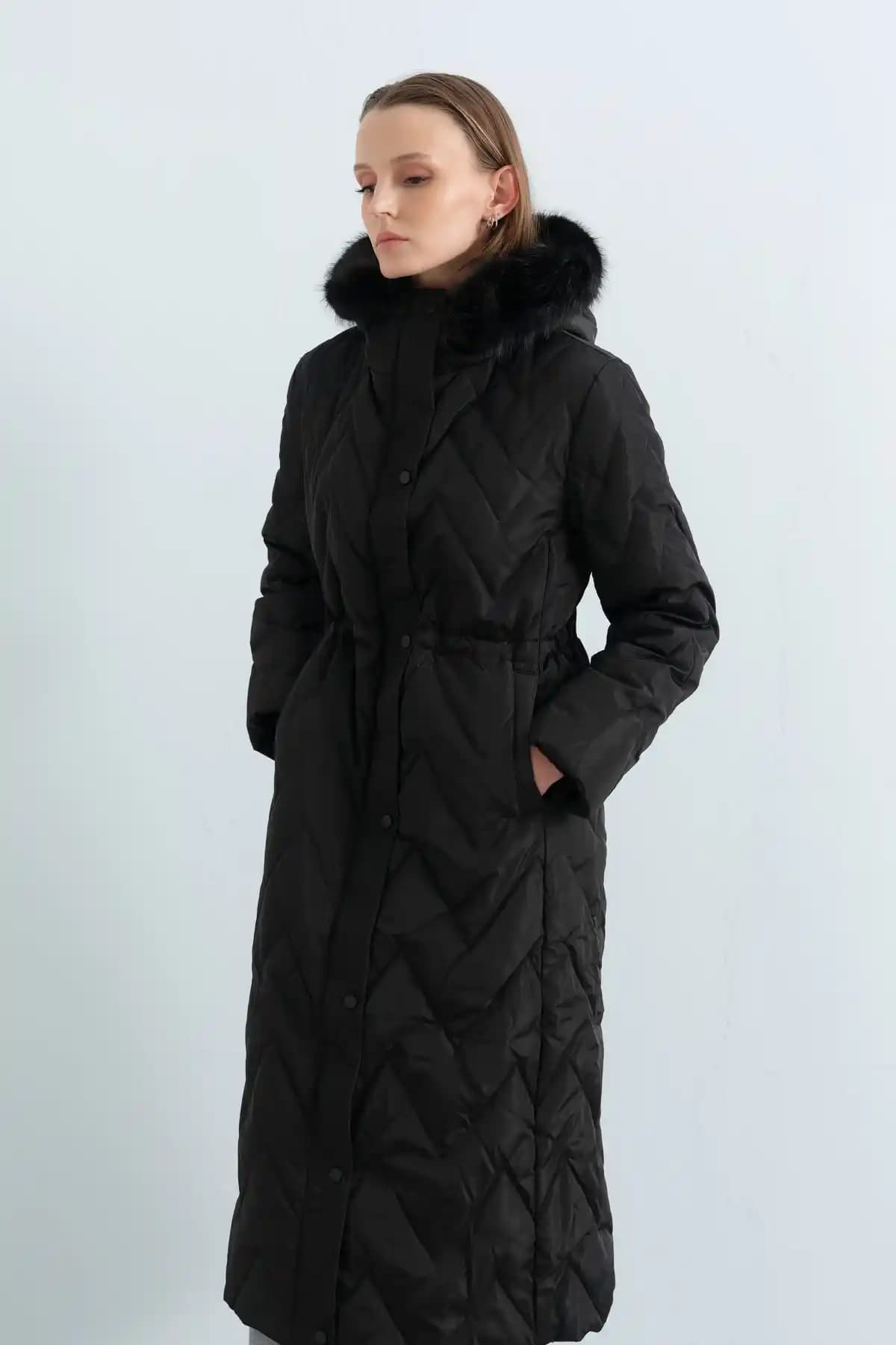 Siyah Kaz Tüyü Montlar: Kış Modasında Şıklık ve Fonksiyonellik Bir Arada