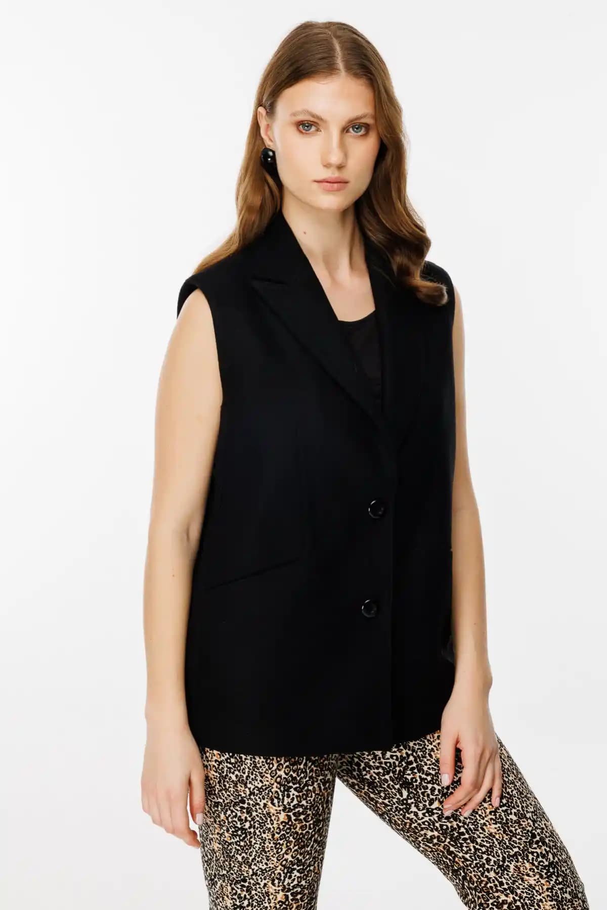 Siyah Keçe Yelek: Moda Dünyasında Zamansız ve Çok Yönlü Bir Parça