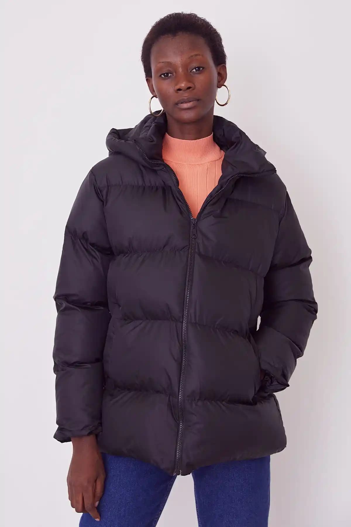 Siyah Kısa Montlar: Moda ve Fonksiyonelliğin Uyumuyla Her Tarza Uygun Seçenekler