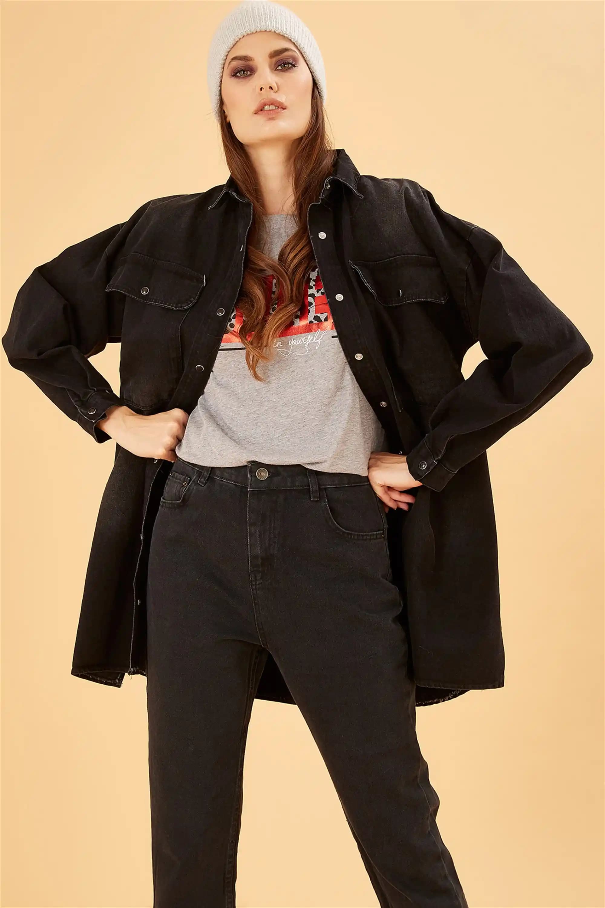 Siyah Kot Mont: Moda Trendleri ve Kombinasyon Önerileri ile Zamansız Şıklık