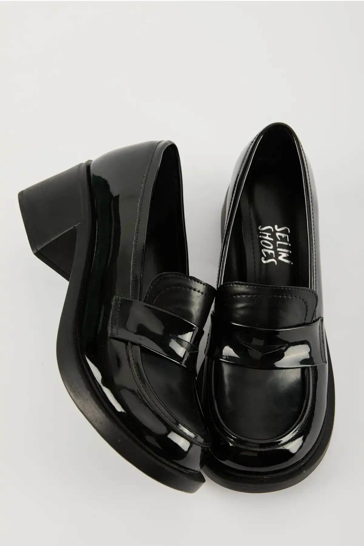 Siyah Loaferlar: Şıklık ve Konforu Bir Arada Sunan Modern Ayakkabı Seçenekleri