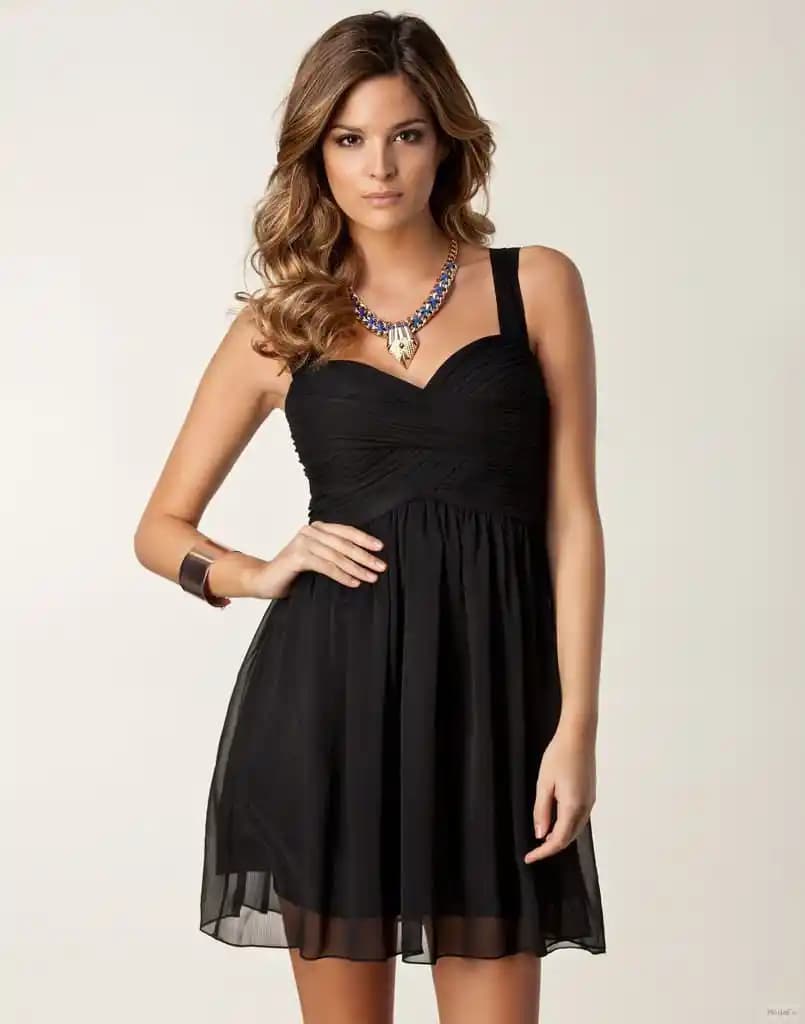 Siyah Mezuniyet Elbiseleri: Moda ve Şıklığın En Zarif Seçenekleri