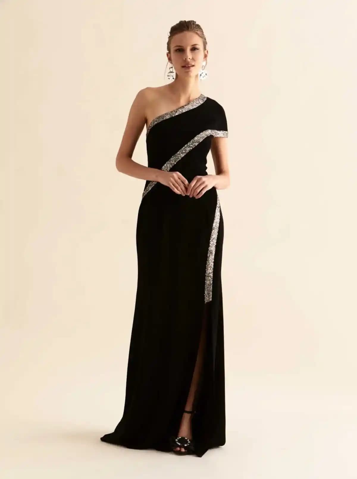 Siyah Nişan Elbisesi: Şıklık ve Zarafetin Zamansız Temsilcisi