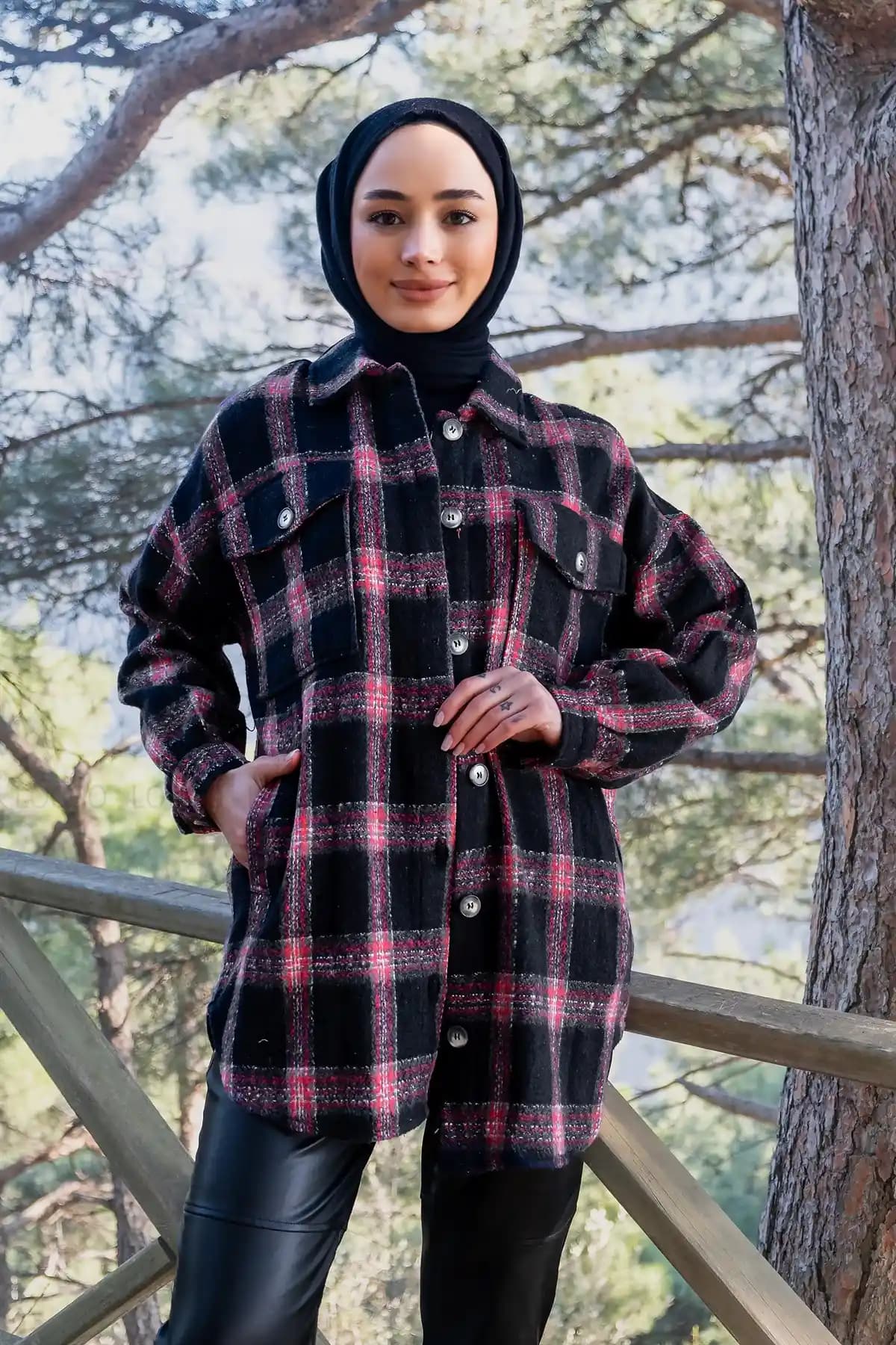 Siyah Oduncu Gömleği Moda Dünyasında Zamansız ve Çok Yönlü Bir Parça