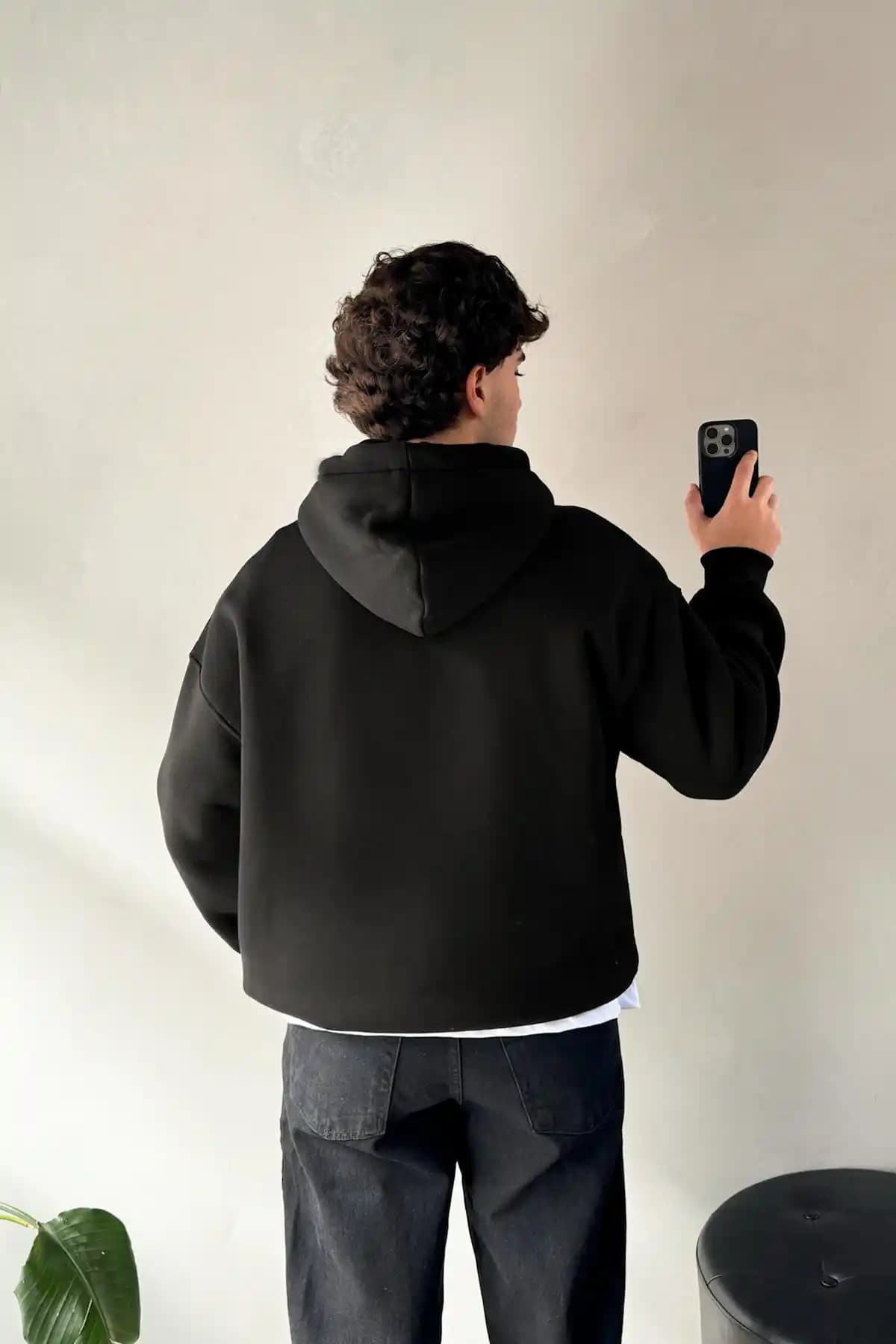 Siyah Oversize Hoodie Modada Rahatlık ve Şıklığın Modern Buluşması