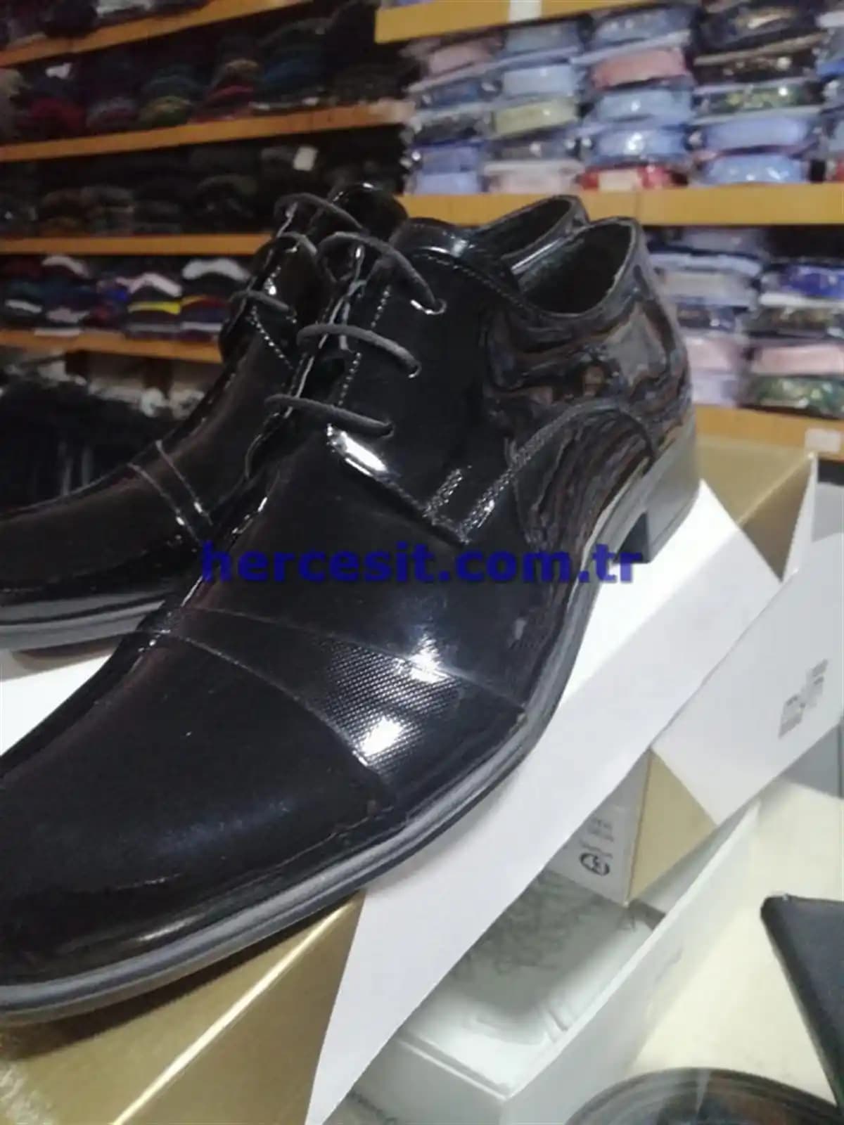 Siyah Parlak Kundura Modası ve Stil İpuçlarıyla Zamansız Şıklık