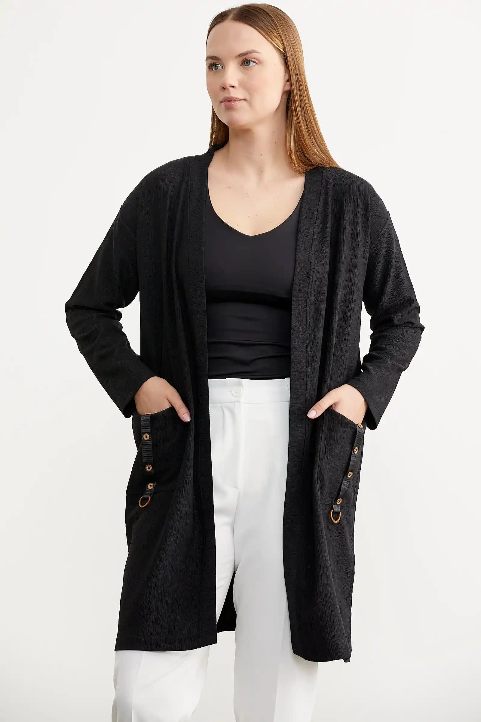 Siyah Penye Hırka: Moda Dünyasında Zamansız Şıklık ve Çok Yönlülük Özelliğiyle Öne Çıkıyor