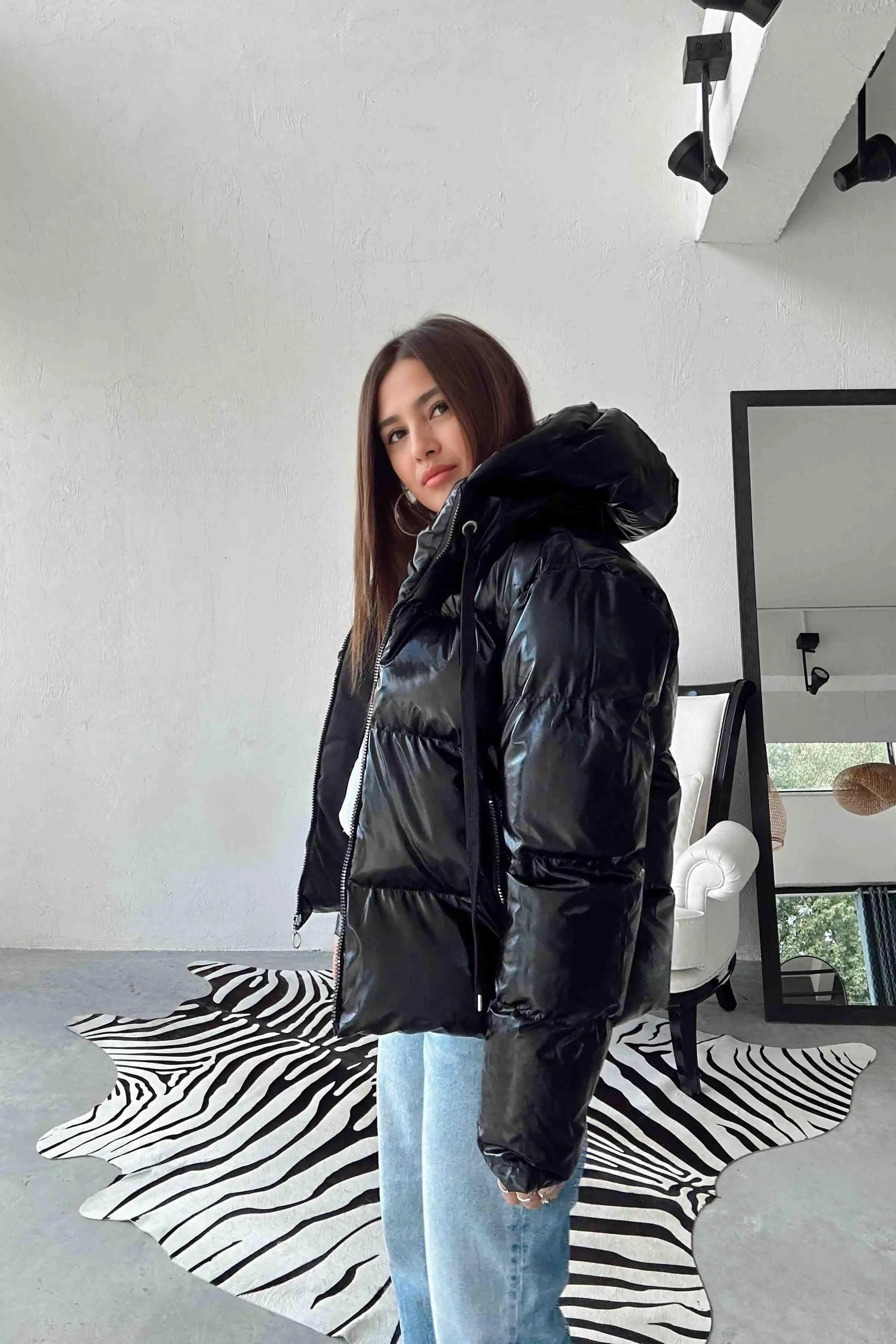 Siyah Puffer Montlar: Kış Modasında Şıklık ve Fonksiyonellik Bir Arada