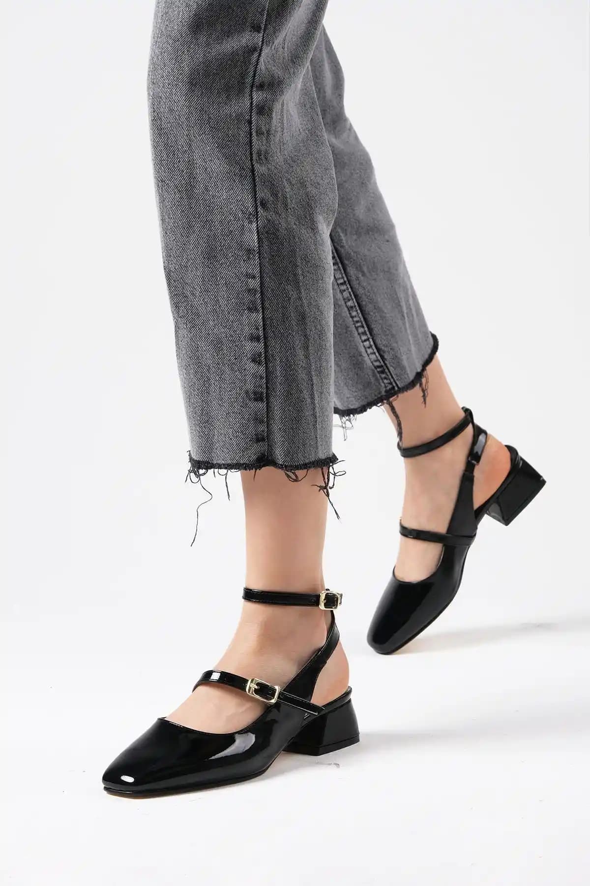 Siyah Rugan Ayakkabılar: Şıklık ve Zarafetin Modern Modadaki Yeri