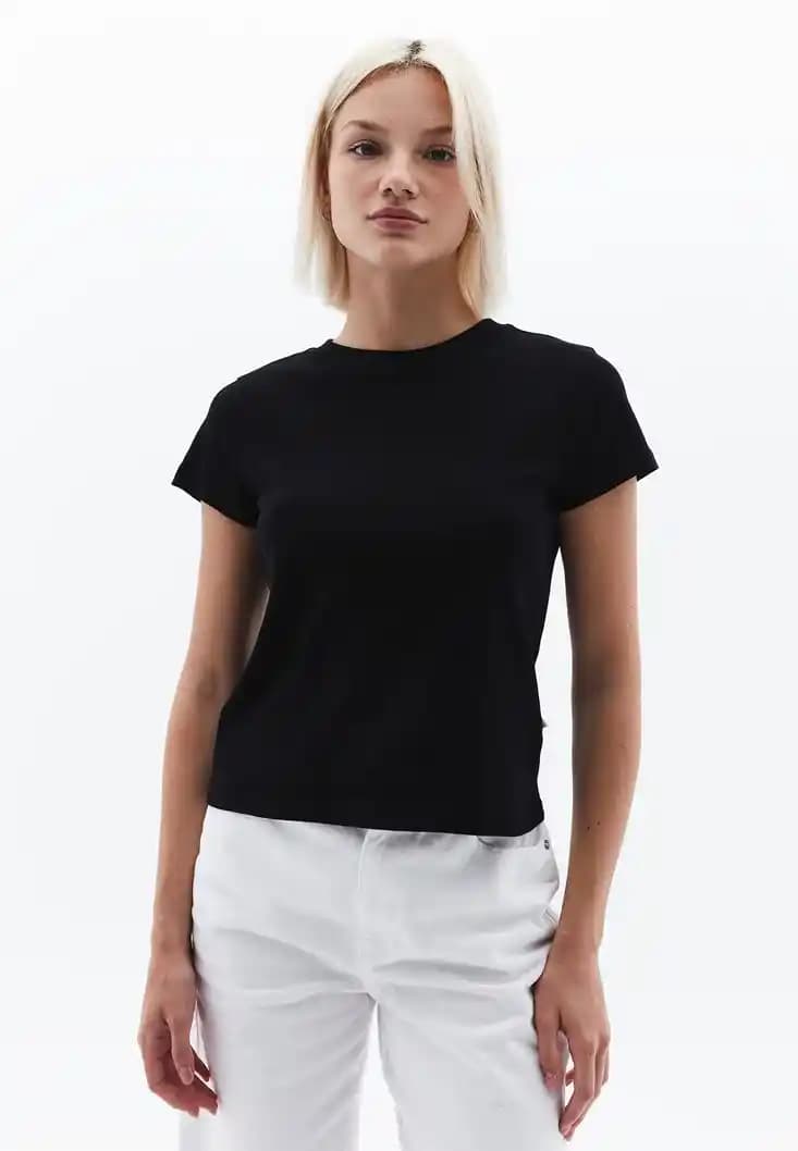 Siyah Sıfır Yaka Tişört: Moda Trendleri, Kombinasyonlar ve Bakım İpuçları