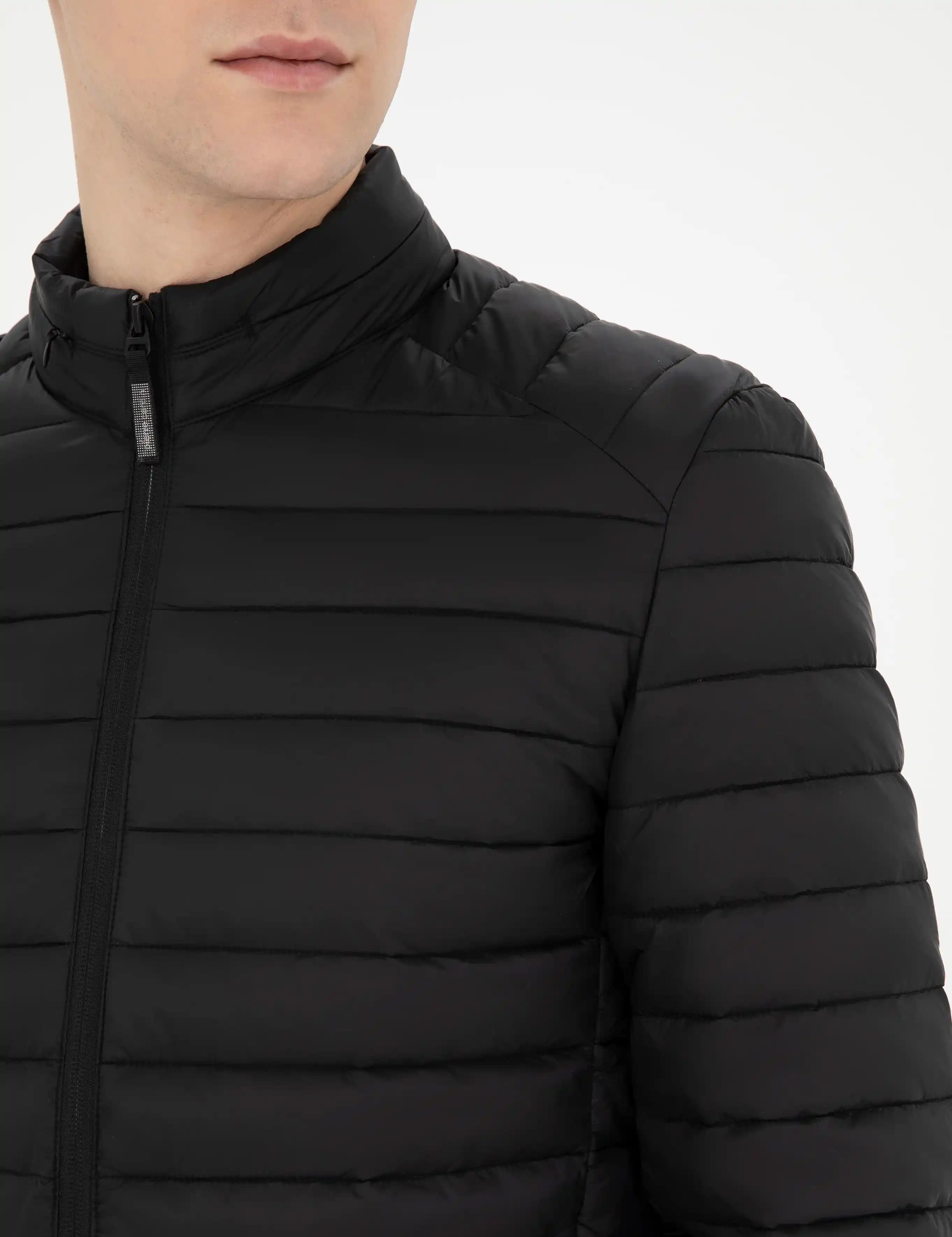 Siyah Şişme Mont: Kışın Stil ve Konforun Uyumunu Yakalamak İçin En İyi Seçenekler