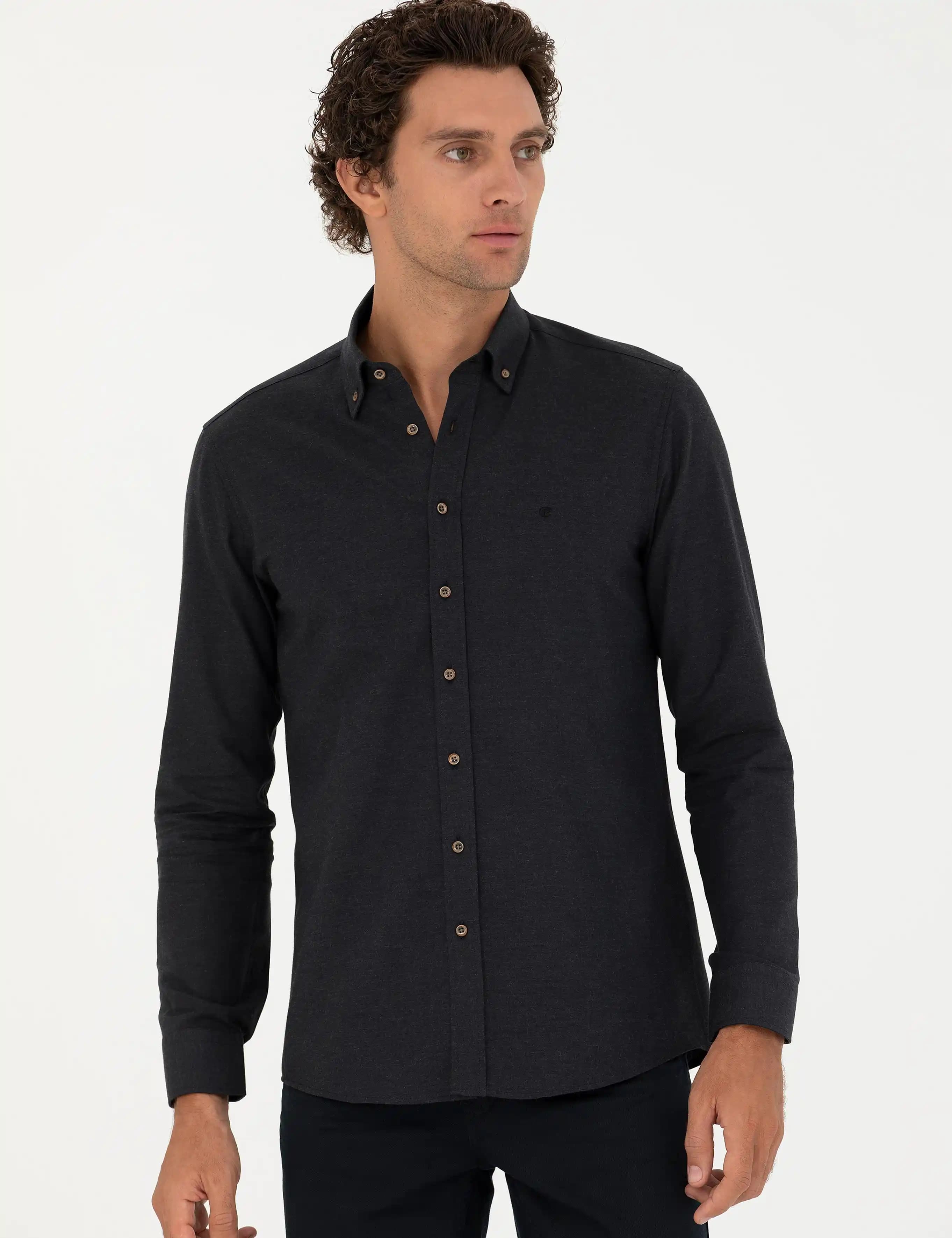 Siyah Slim Fit Gömlekler: Modern Şıklık ve Çok Yönlü Kullanım için En İyi Parçalar