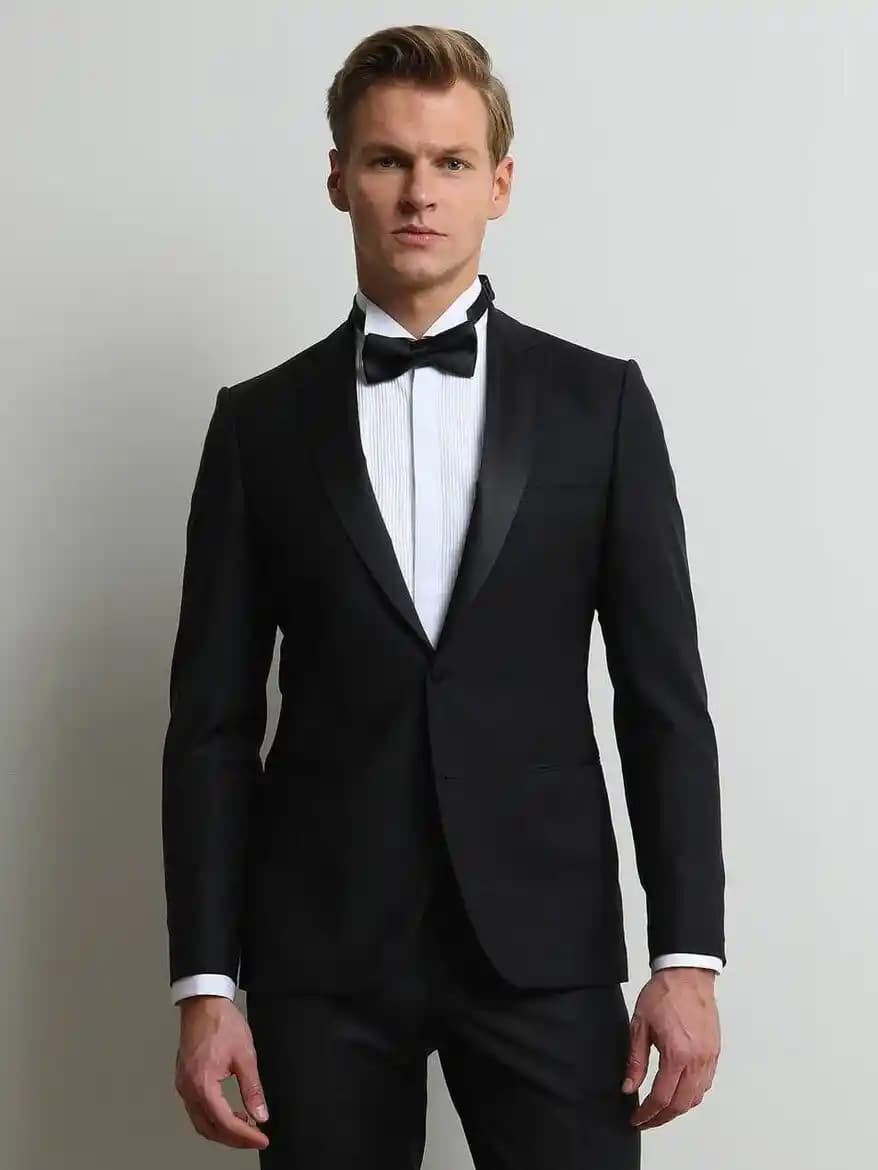 Siyah Smokin Nedir ve Moda Dünyasında Neden Bu Kadar Popüler