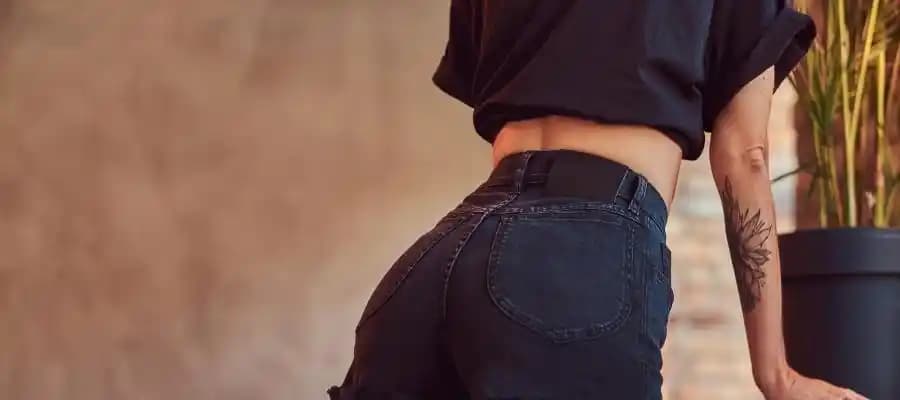 Siyah Şort Kombinleri: Yaz ve Bahar Aylarında Şıklık ve Rahatlık İçin Stil İpuçları