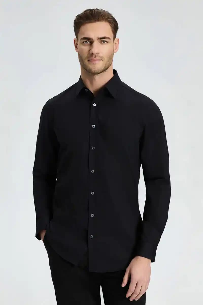 Siyah Spor Gömlekler: Moda Dünyasında Çok Yönlü ve Şık Parçalar