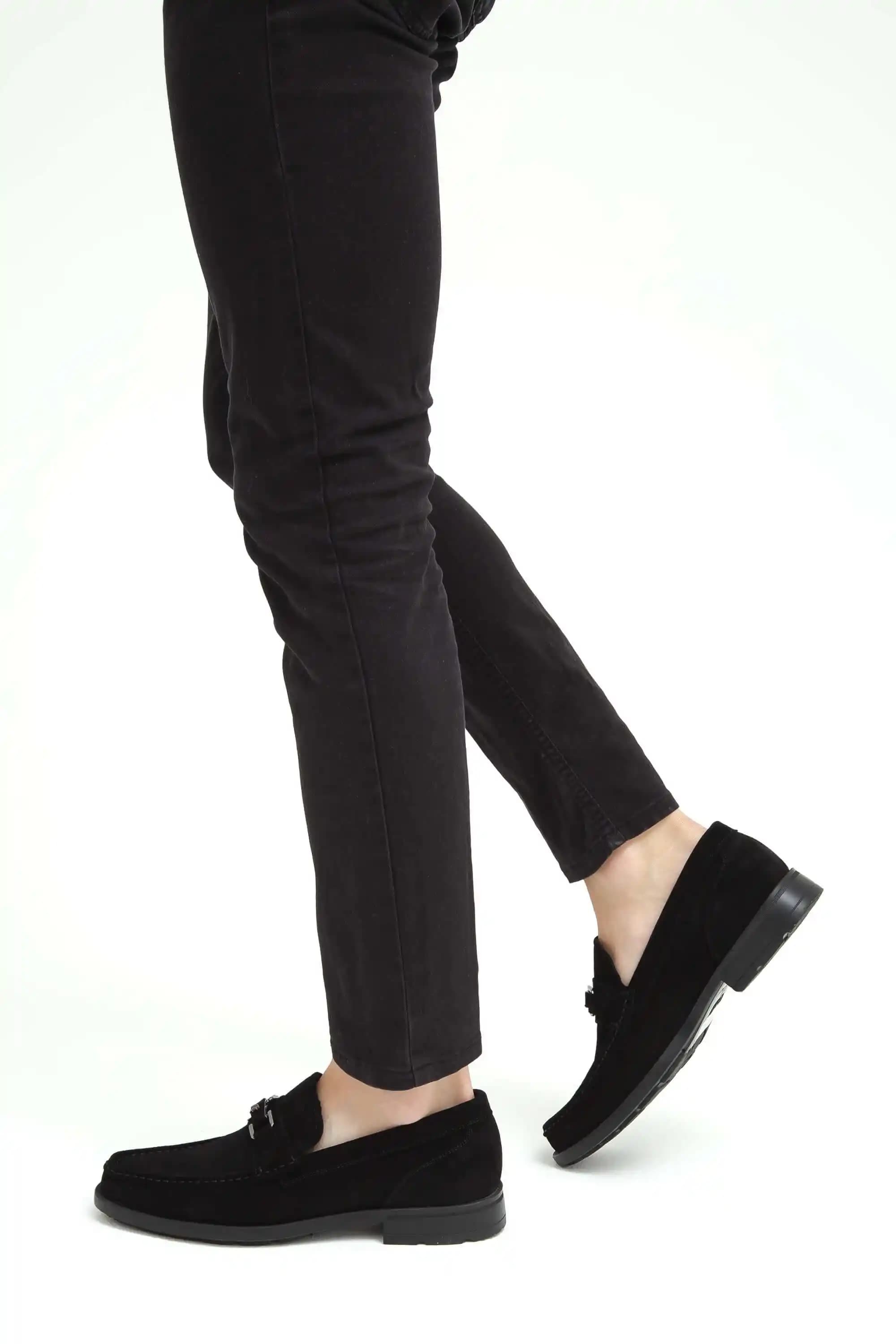 Siyah Süet Klasik Erkek Ayakkabısı: Zamansız Şıklık ve Fonksiyonellik Rehberi