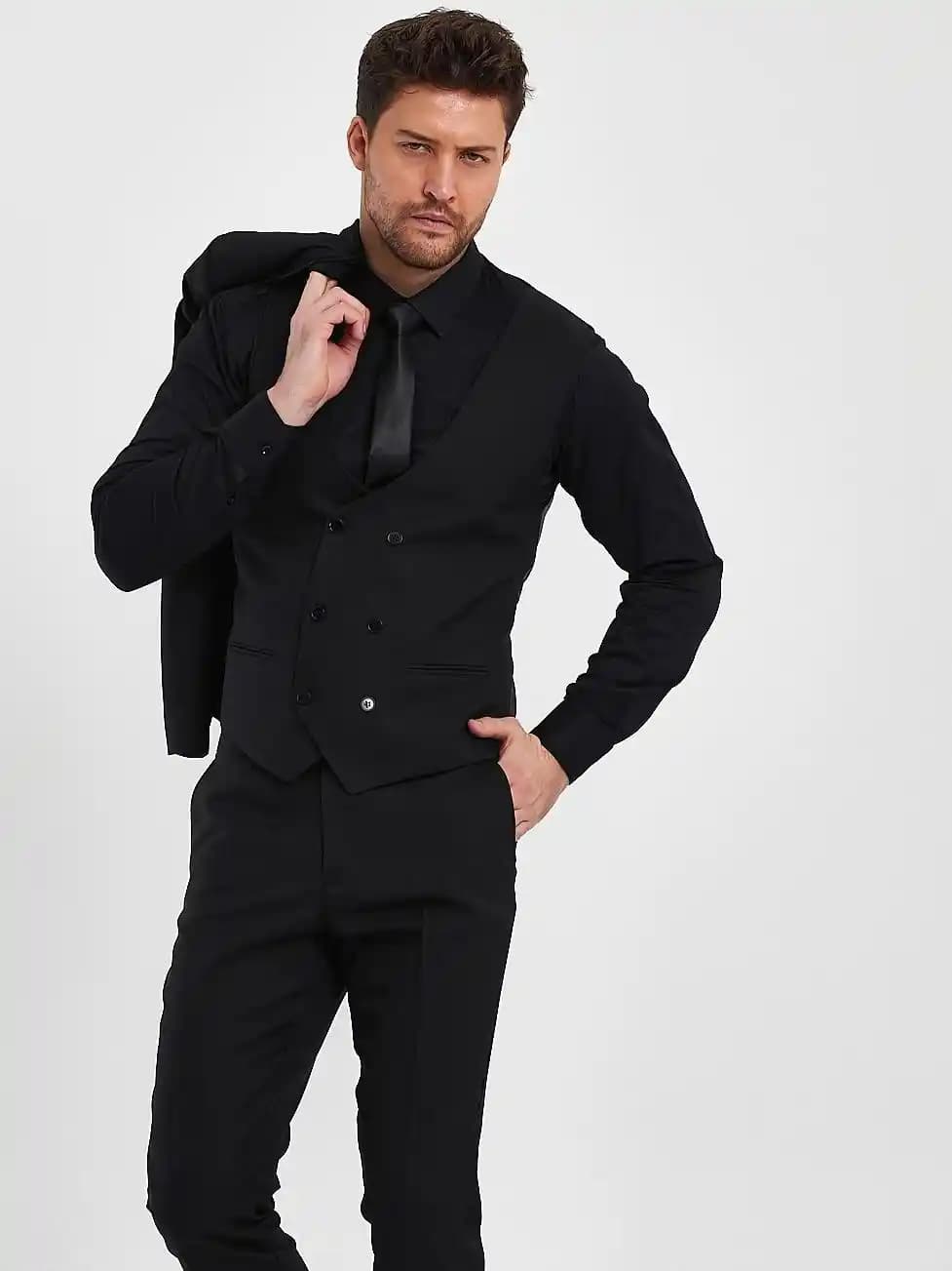 Siyah Takım Elbise Modelleri ve Stil İpuçlarıyla Zamansız Şıklık Rehberi