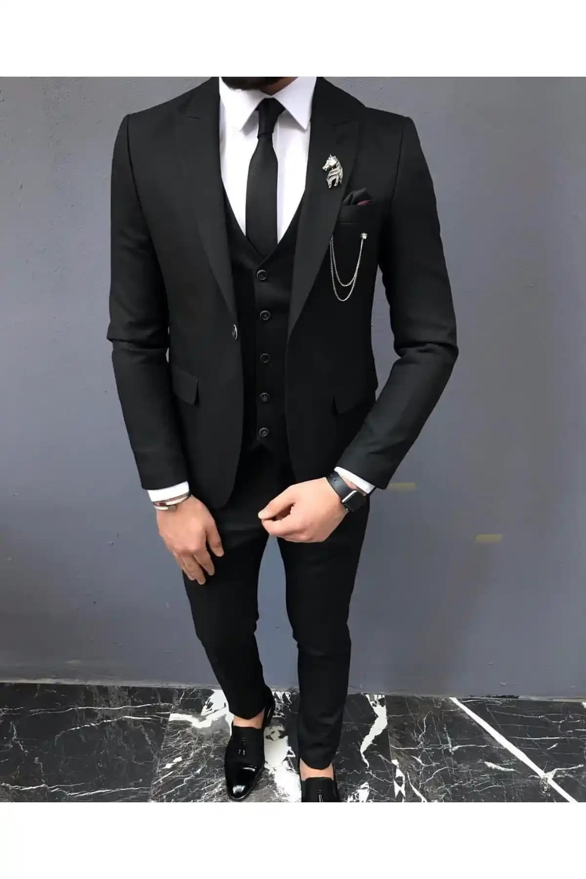 Siyah Takım Kombinleri: Zamansız Şıklık ve Moda Trendleri Hakkında Kapsamlı Rehber