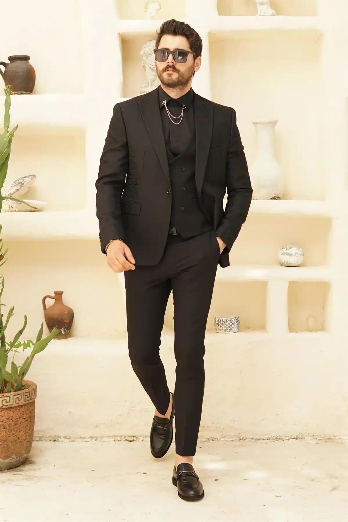 Siyah Takım ve Gömlek Kombinasyonlarıyla Zamansız Şıklık ve Moda Trendleri