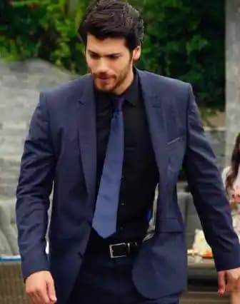 Siyah Takım ve Lacivert Gömlek Kombinasyonu: Moda Dünyasında Şıklık ve Zarafetin Temsilcisi