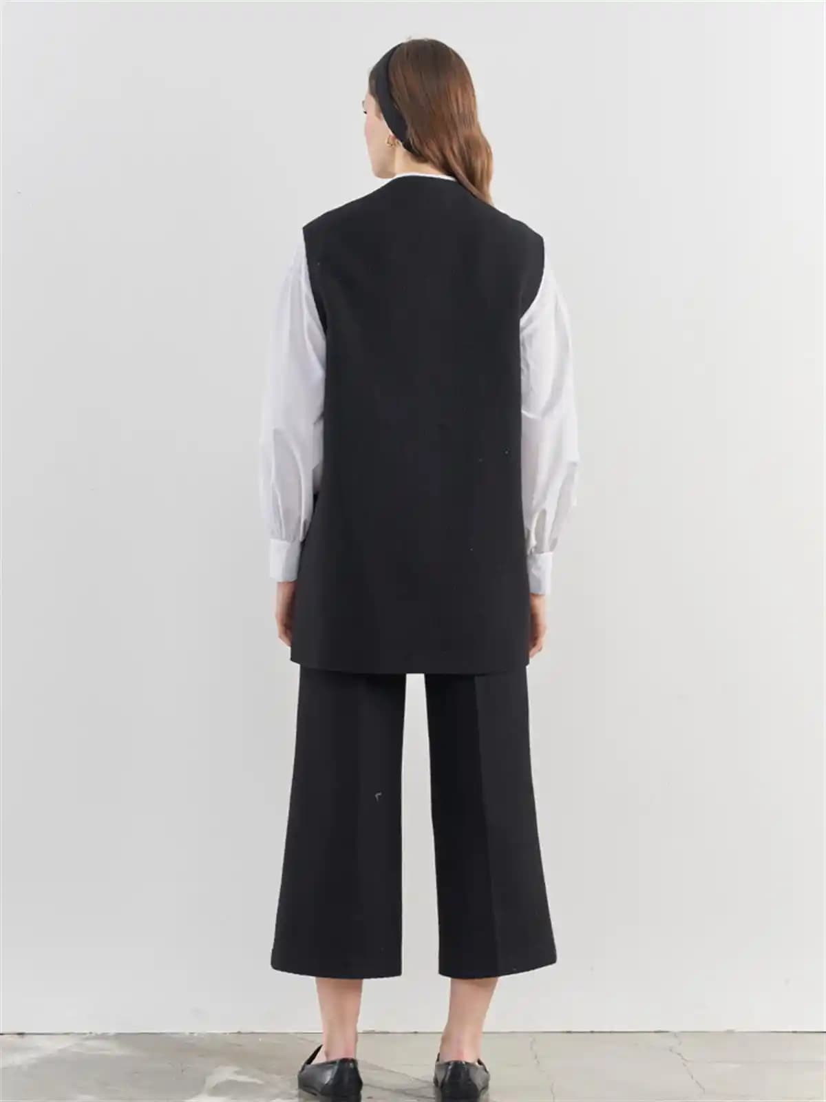 Siyah Takım Yeleği: Moda Dünyasında Zamansız ve Çok Yönlü Şıklık Rehberi