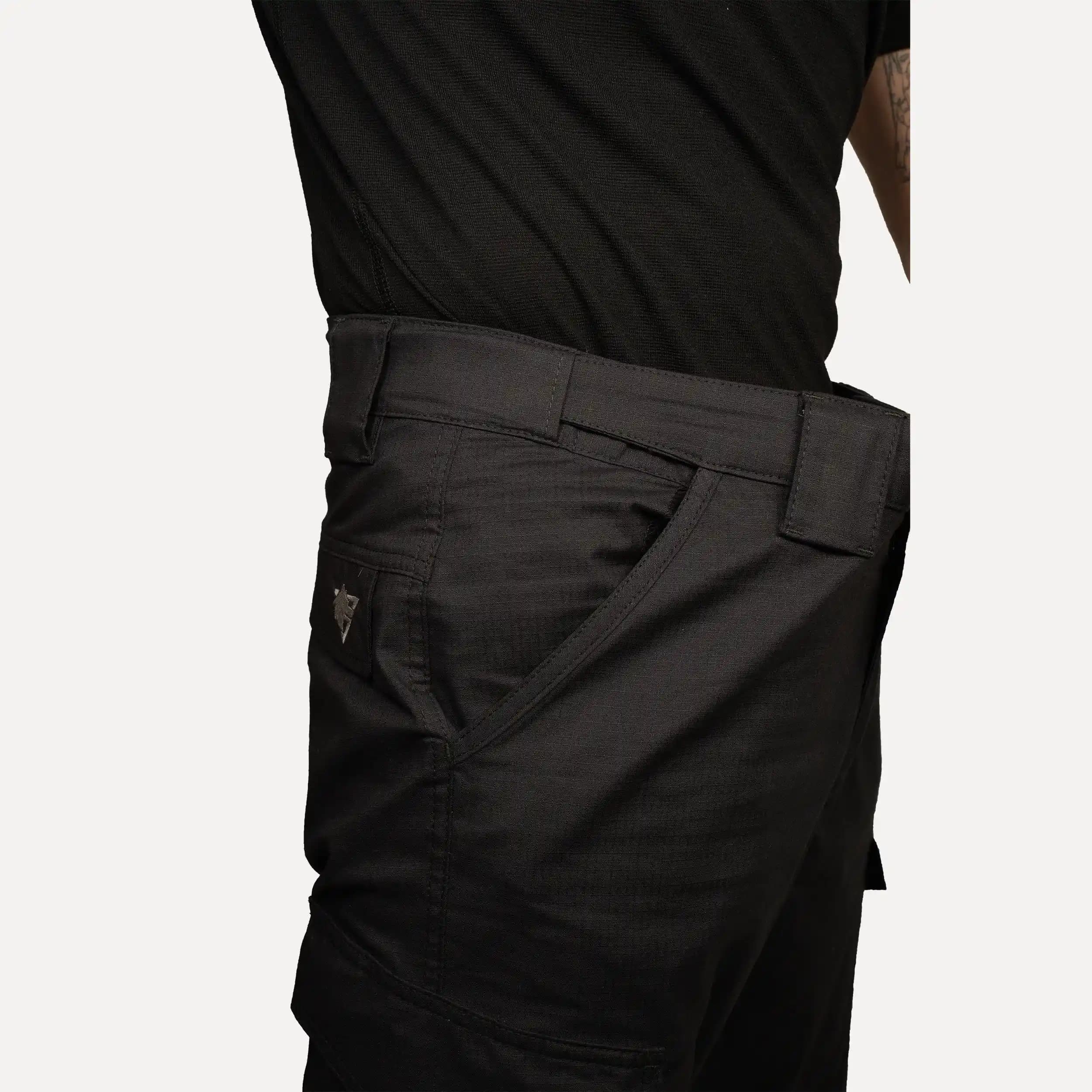 Siyah Taktik Pantolonlar: Moda ve Fonksiyonelliğin Modern Buluşması