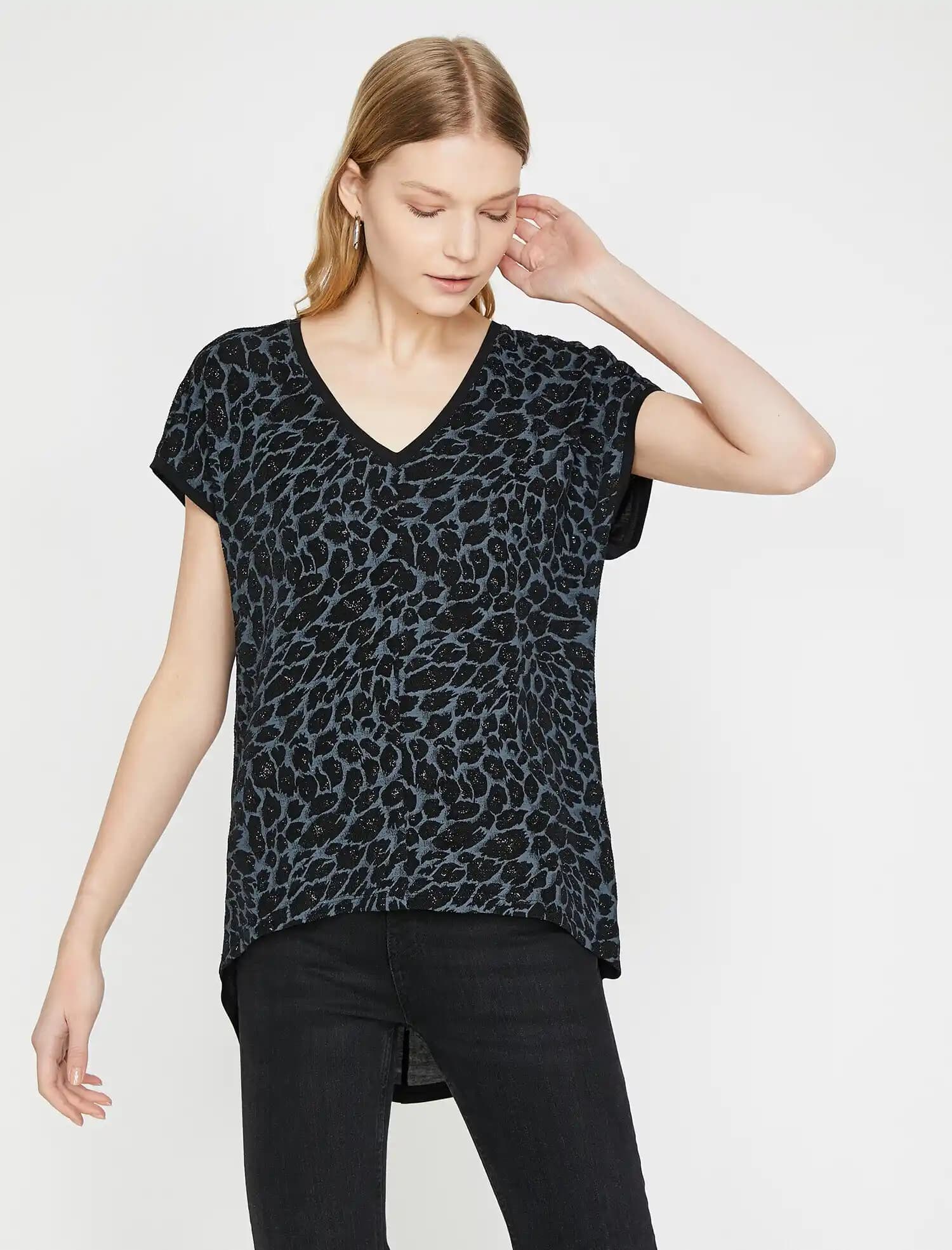 Siyah Tişört Desenli Modanın Zamansız İkonu ve Güncel Trendler