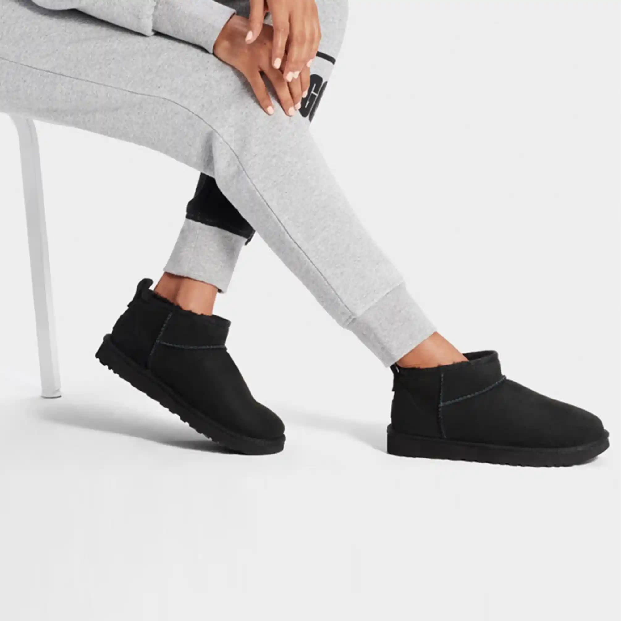 Siyah UGG Botlar: Moda Dünyasında Zamansız Şıklık ve Çok Yönlülük