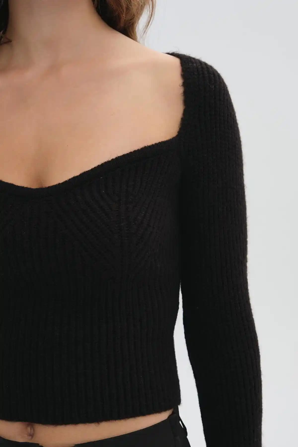 Siyah Uzun Kazak Modası ve Kombin Önerileri ile Kış Şıklığını Yakalayın