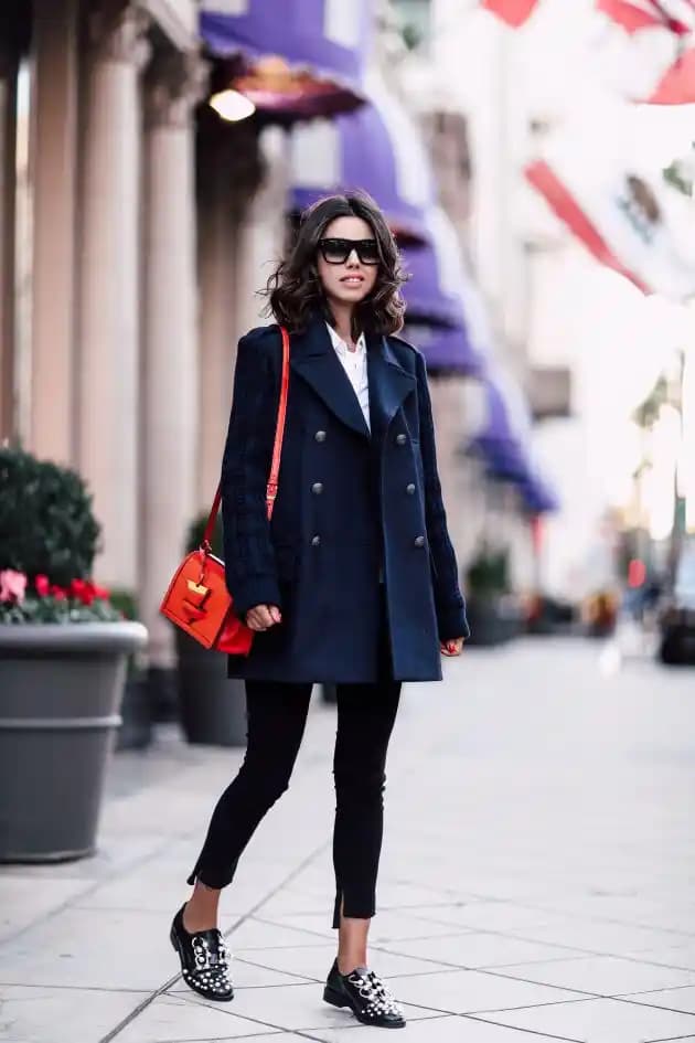 Siyah ve Lacivert Kombinasyonu: Moda Dünyasında Zamansız ve Şık Bir Tercih