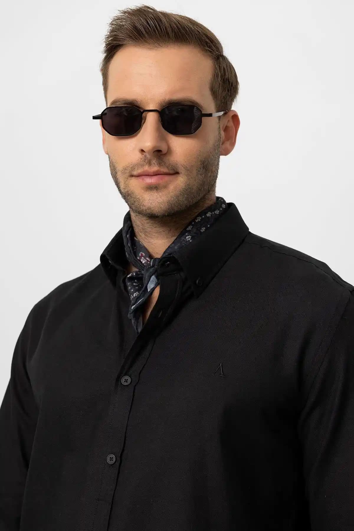 Siyah Yaka Detayı ve Moda Dünyasındaki Yeri: Stil ve Trendler Analizi