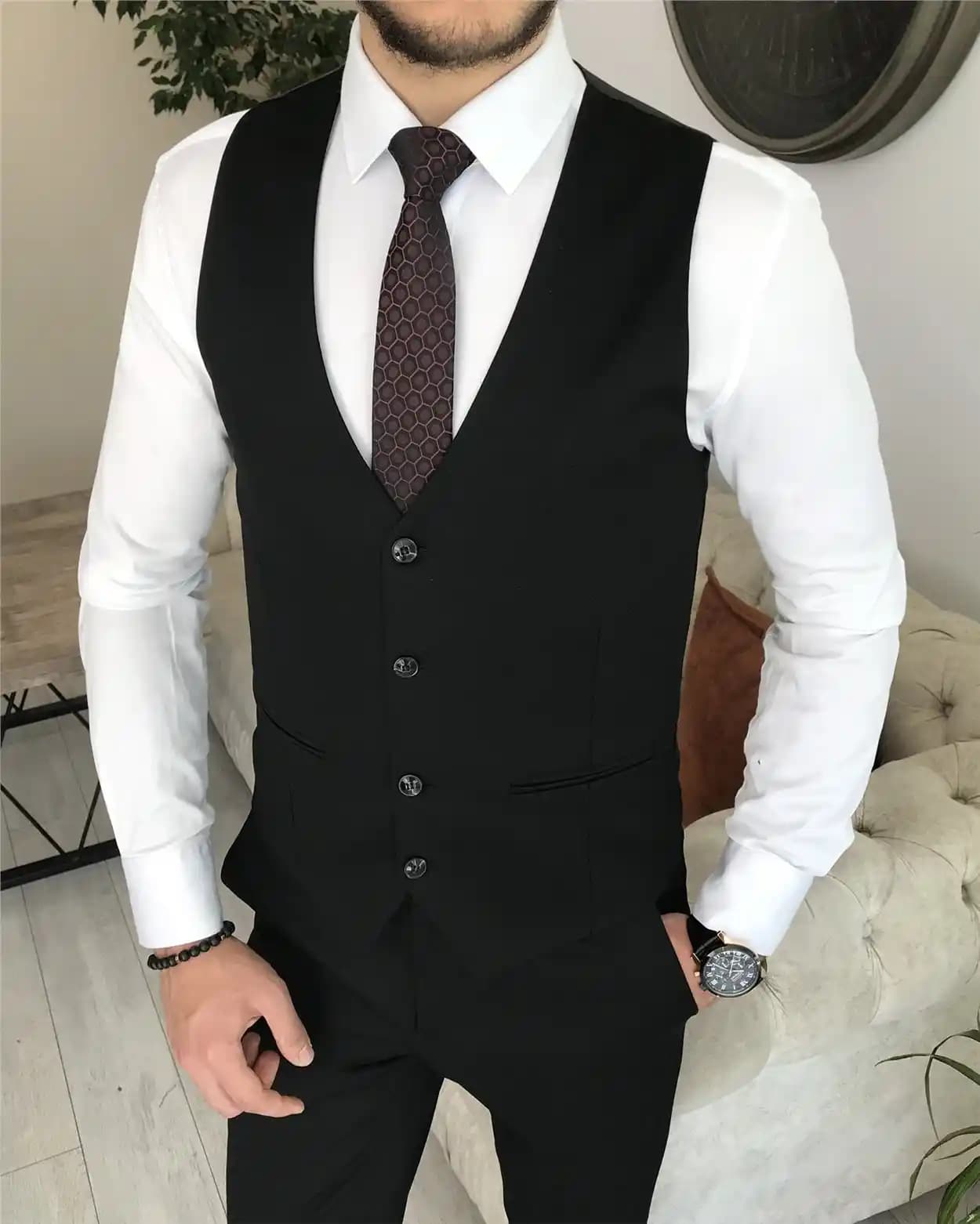 Siyah Yelek ve Takım Elbise Kombinasyonları: Erkek Modasında Zamansız Şıklık ve Trendler