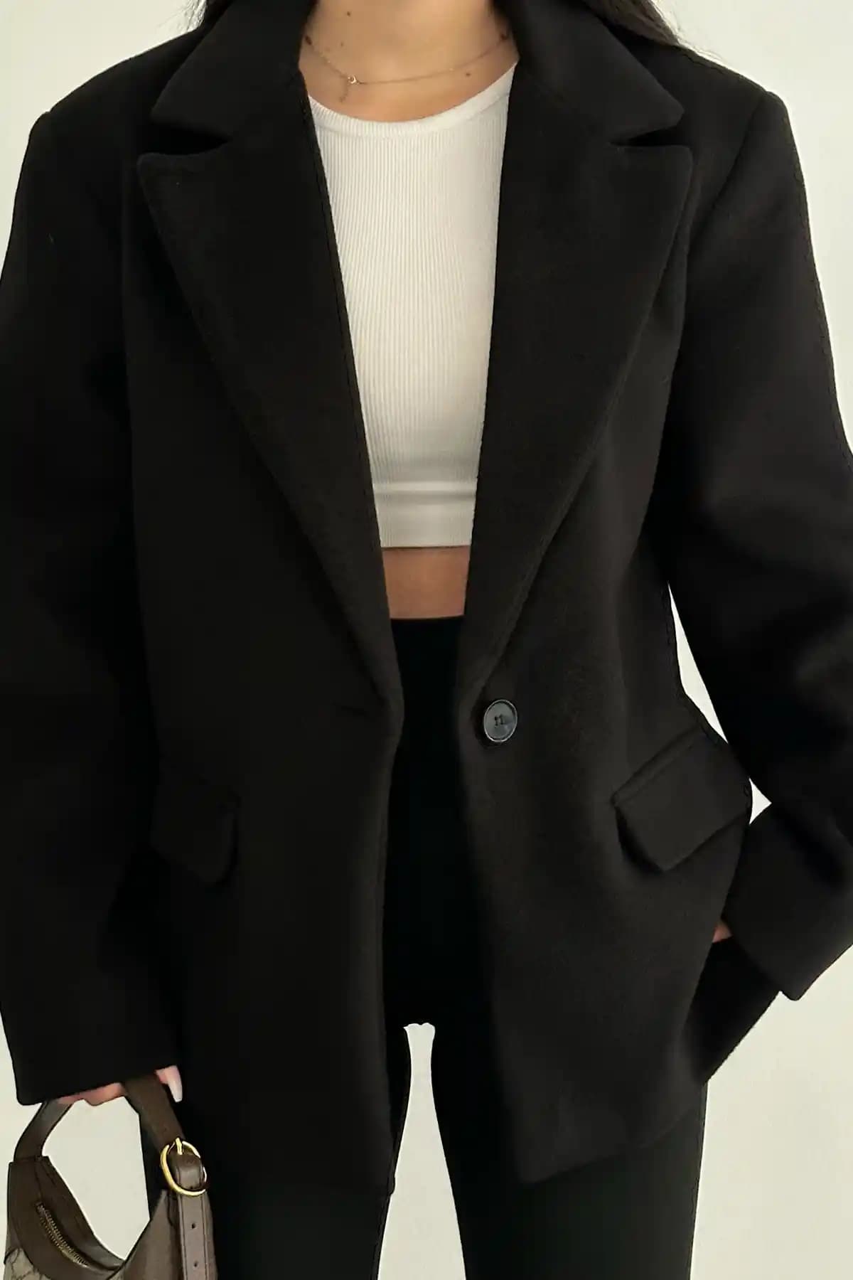 Siyah Yün Ceketlerin Moda Dünyasındaki Yeri ve Stil İpuçları