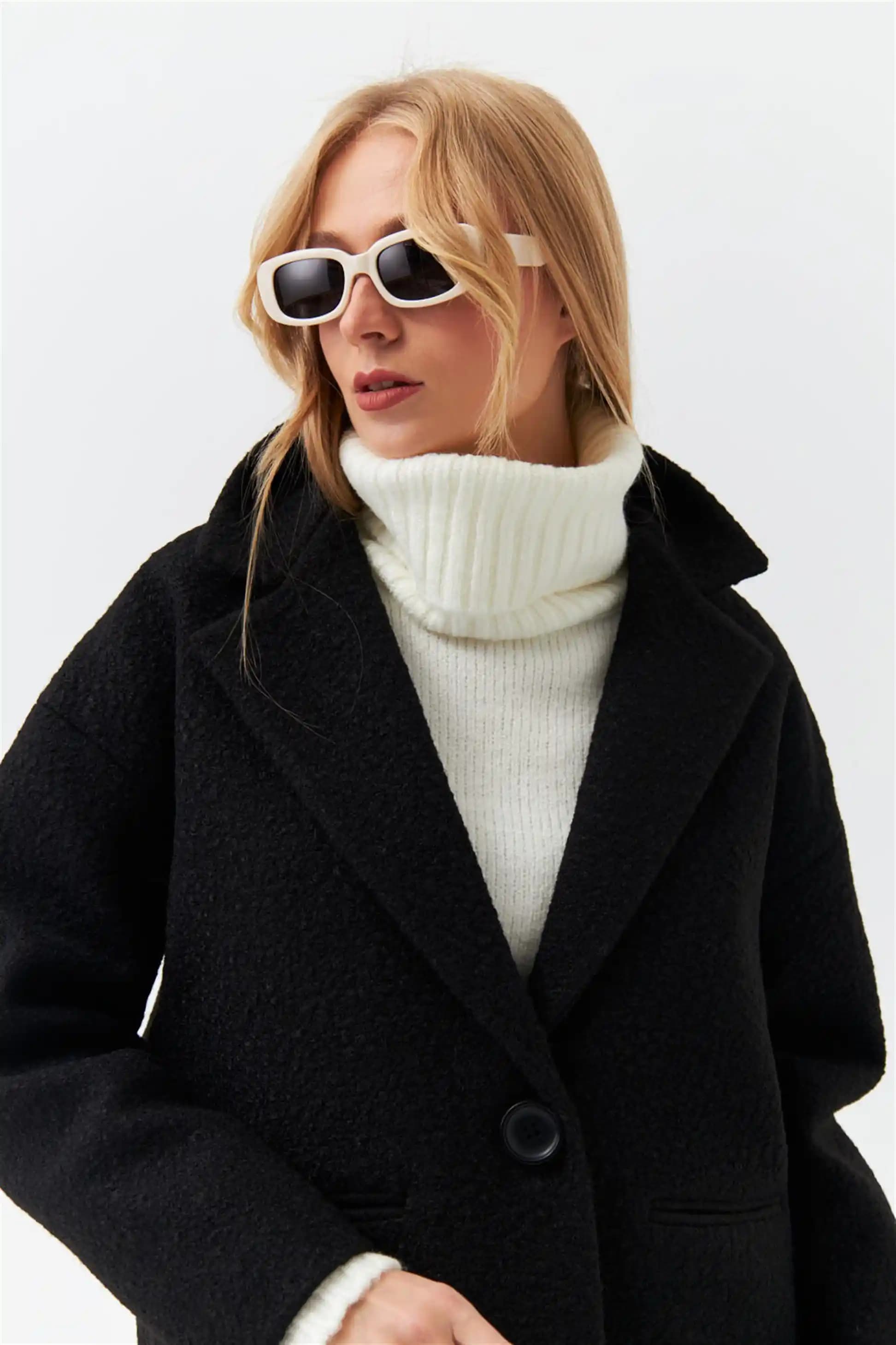 Siyah Yün: Moda Dünyasında Zarafet ve Şıklığın Temel Unsuru