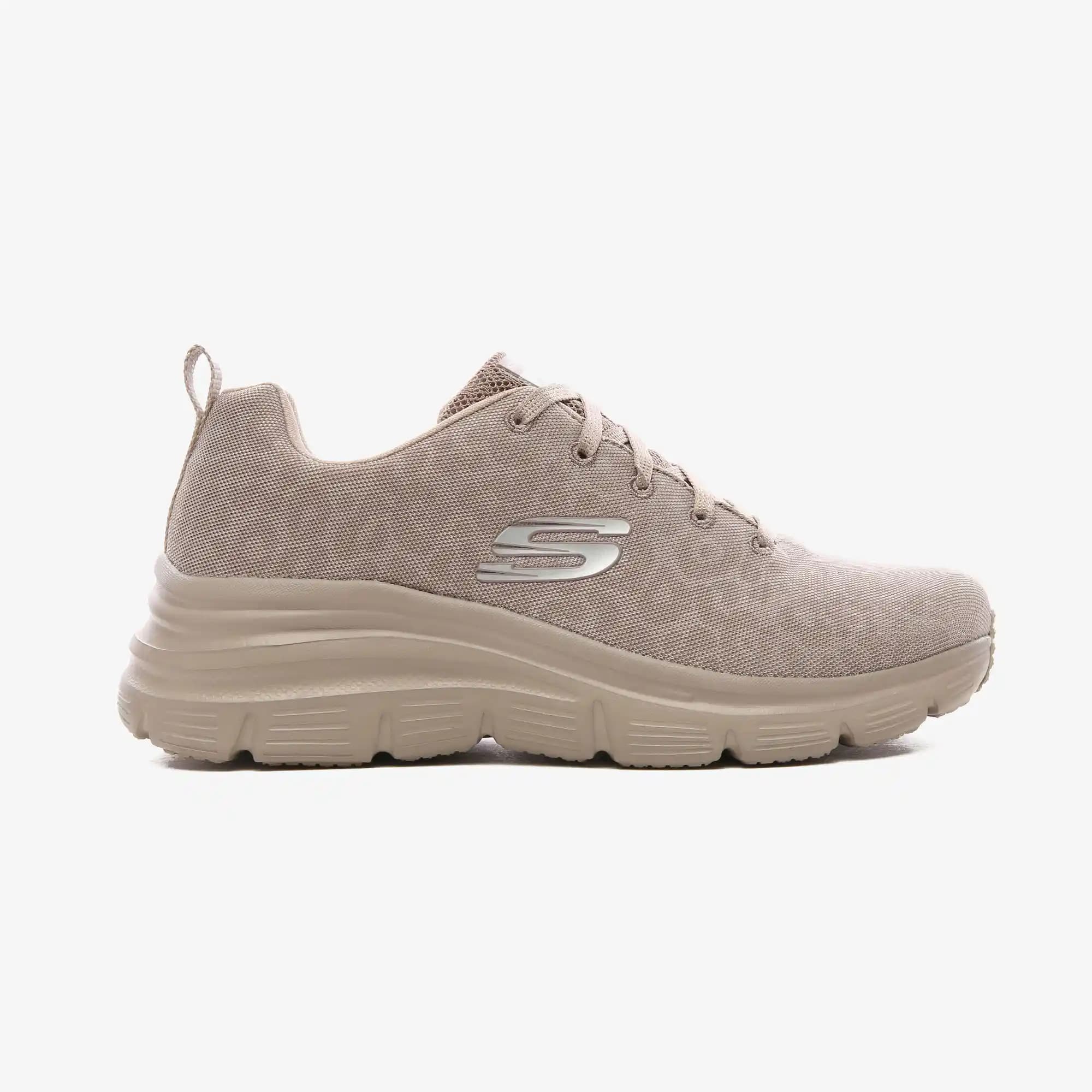 Skechers Fashion Fit Wild Aura: Rahatlık ve Şıklığın Modern Buluşması