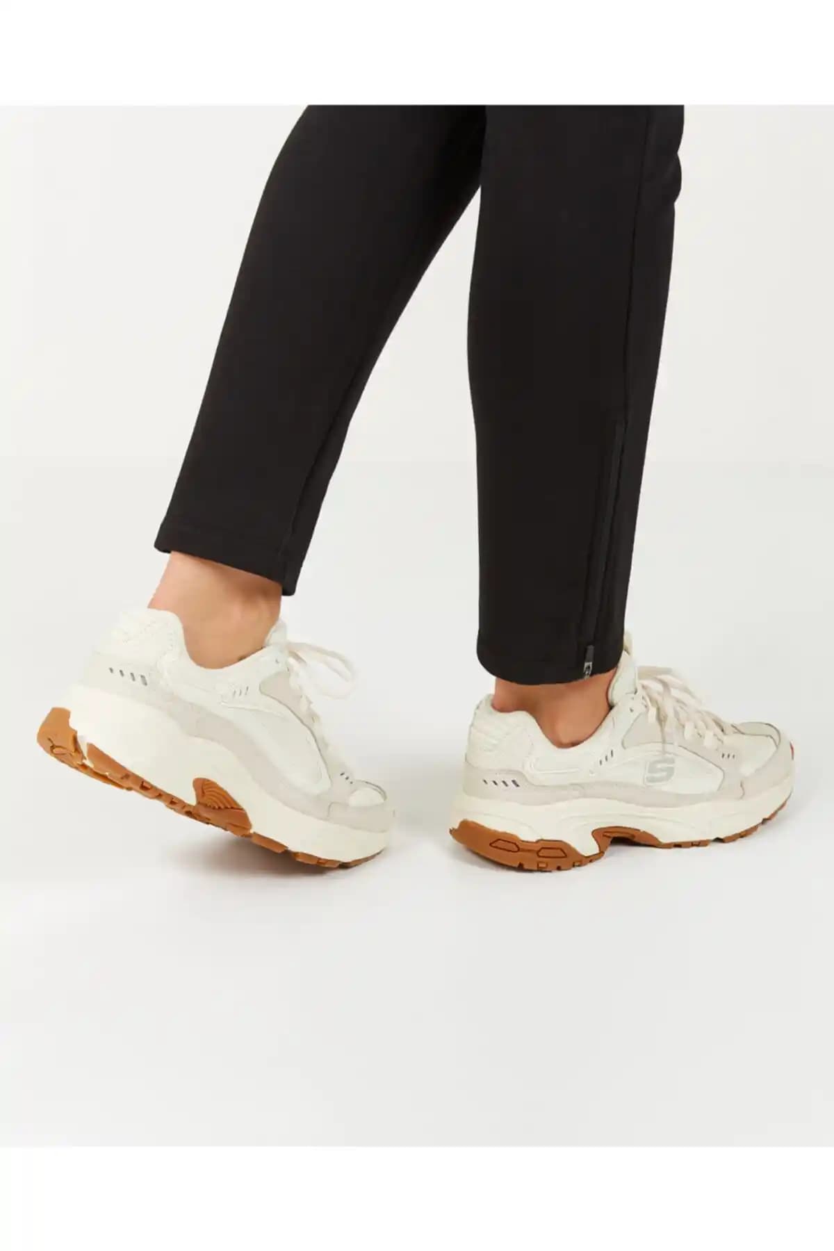 Skechers Stamina Classy Trail Beyaz Ayakkabı: Şıklık ve Konforun Mükemmel Buluşması