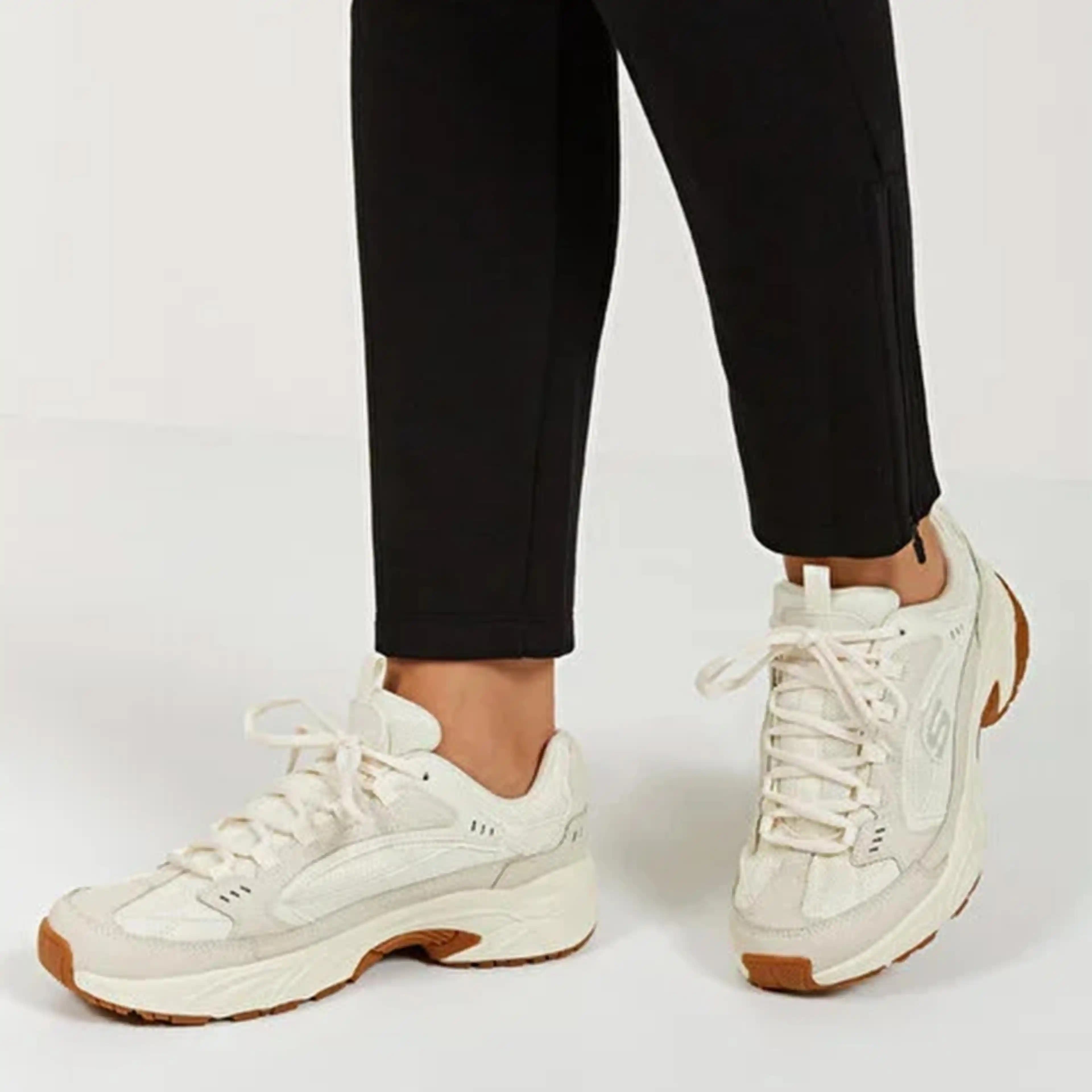 Skechers Stamina-Classy Trail Krem: Şıklık ve Fonksiyonelliği Bir Arada Sunan Trend Ayakkabı