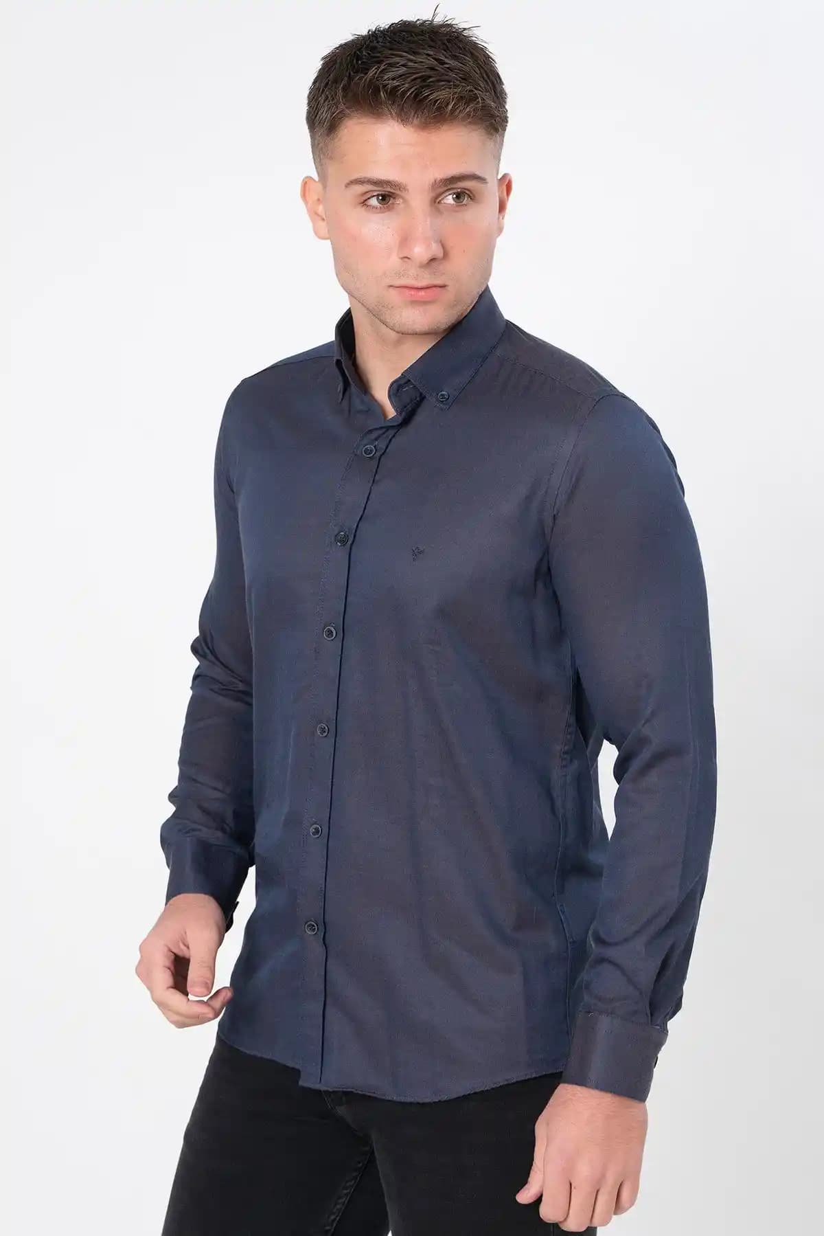 Slim Fit Gömlek Nedir ve Moda Dünyasında Neden Bu Kadar Popülerdir