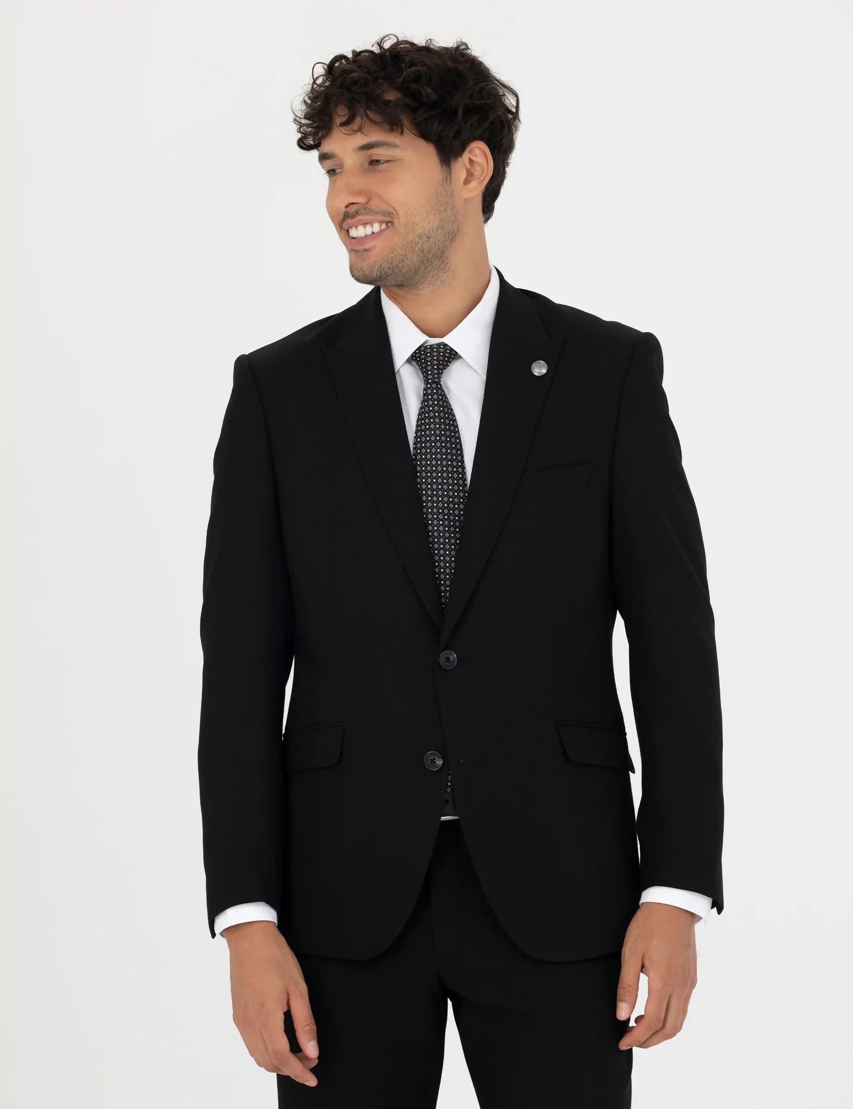 Slim Fit Takım Elbise Modasında Güncel Trendler ve Stil İpuçları