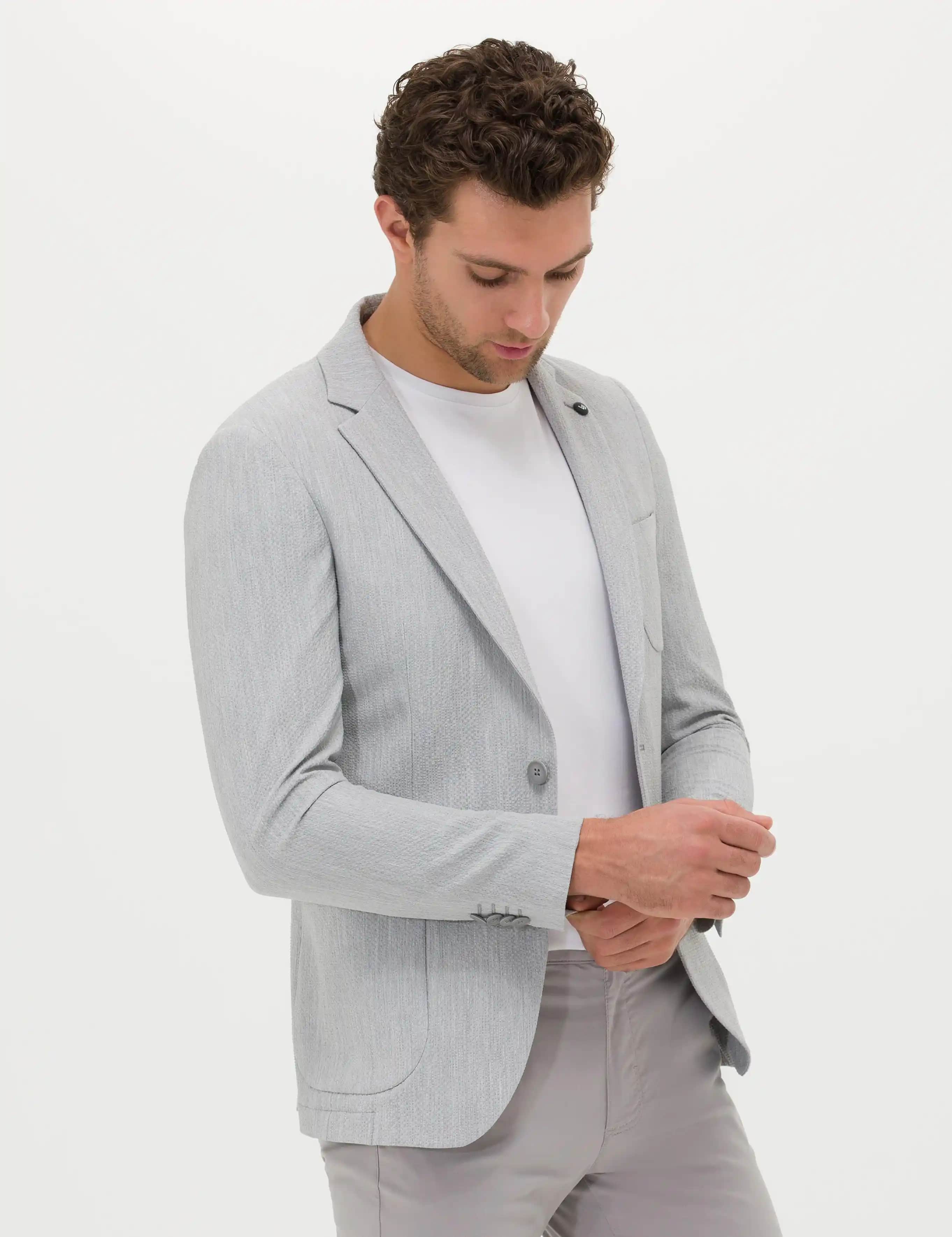 Slimfit Ceketler: Modern Şıklığın En Şık ve Çok Yönlü Parçası