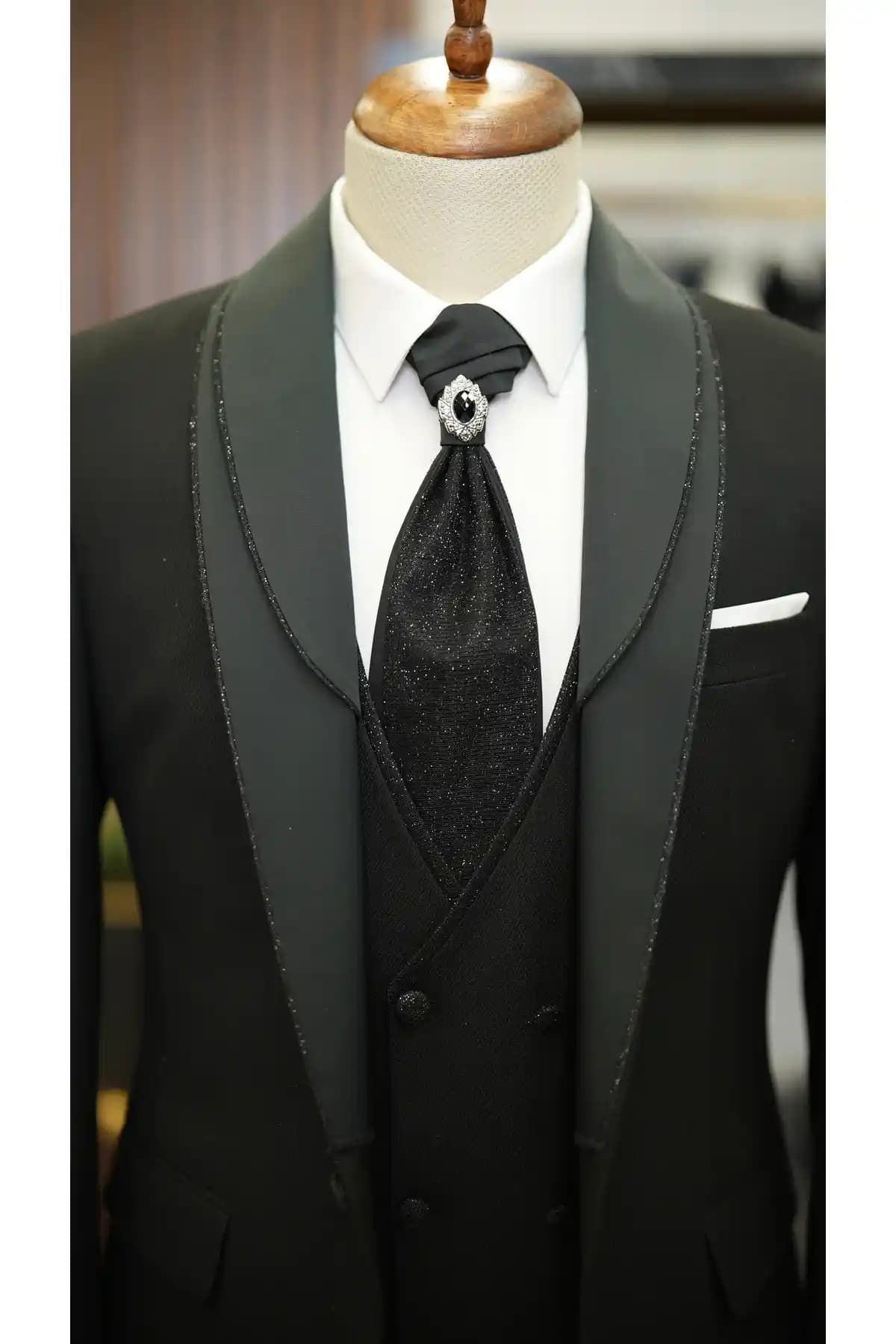 Smokin Kravatı: Erkek Giyiminde Zarafet ve Şıklığın Temel Unsuru