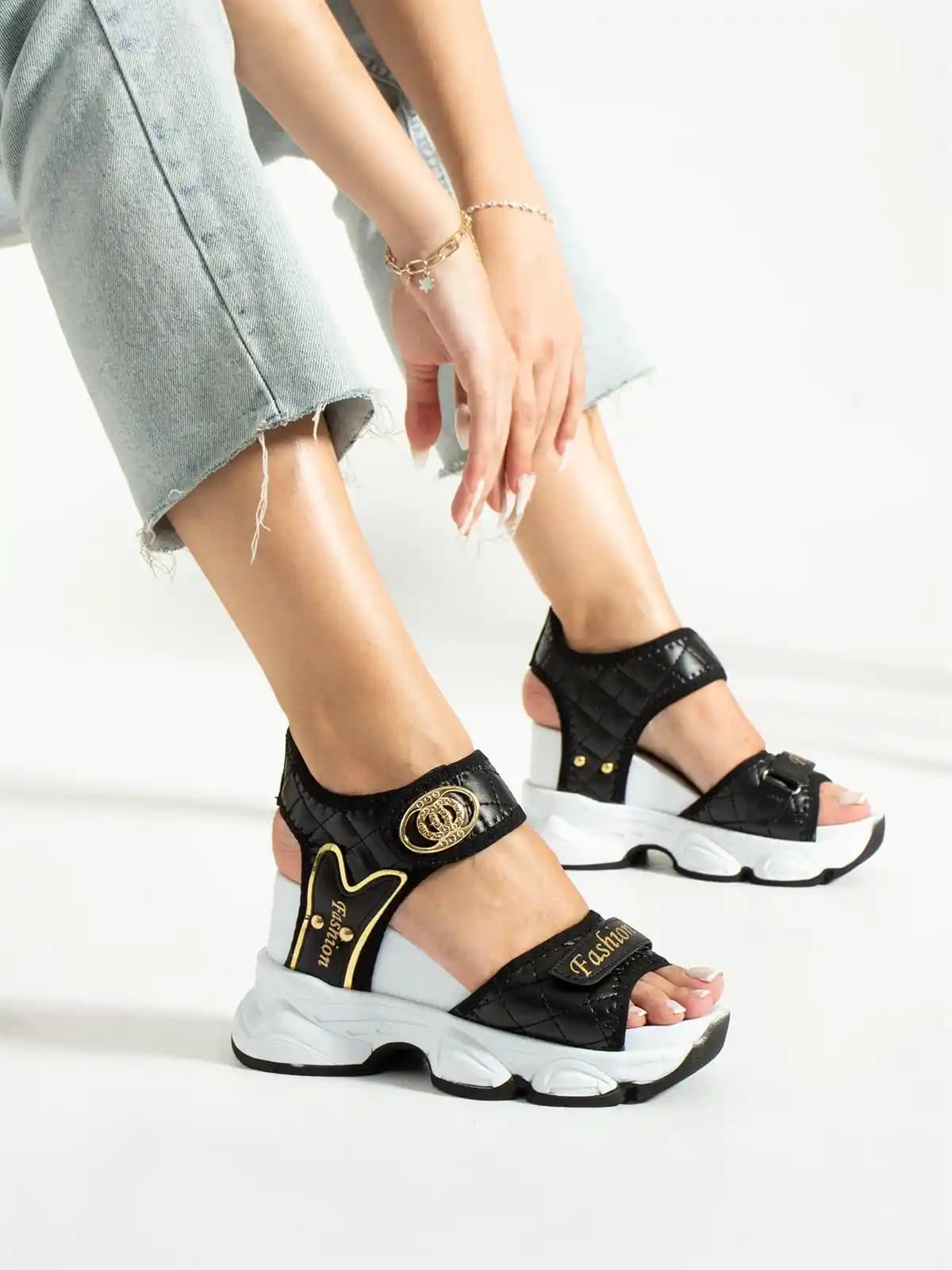 Sneakers ve Sandaletler: Moda Dünyasında Konfor ve Şıklığın Güncel Trendleri ve Seçim İpuçları